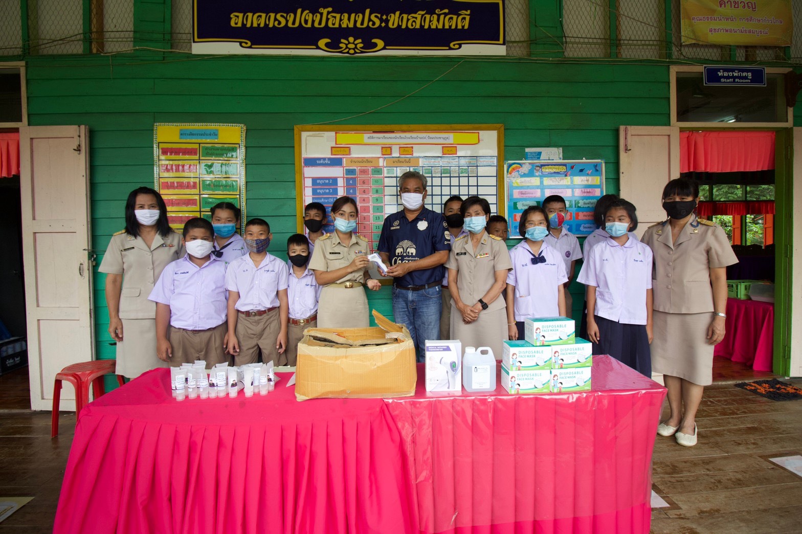 "ส.ส.เอกการ ซื่อทรงธรรม" ห่วงใยใส่ใจเยาวชน มอบหมายทีมผู้ช่วยฯ ลงพื้นที่มอบอุปกรณ์ป้องกันการติดเชื้อโควิด-19 แก่ รร.บ้านปง ต.ห้วยม้า, รร.บ้านแม่คำมีตำหนัก และรร.แม่คำมีรัตนะ อ.หนองม่วงไข่ จ.แพร่