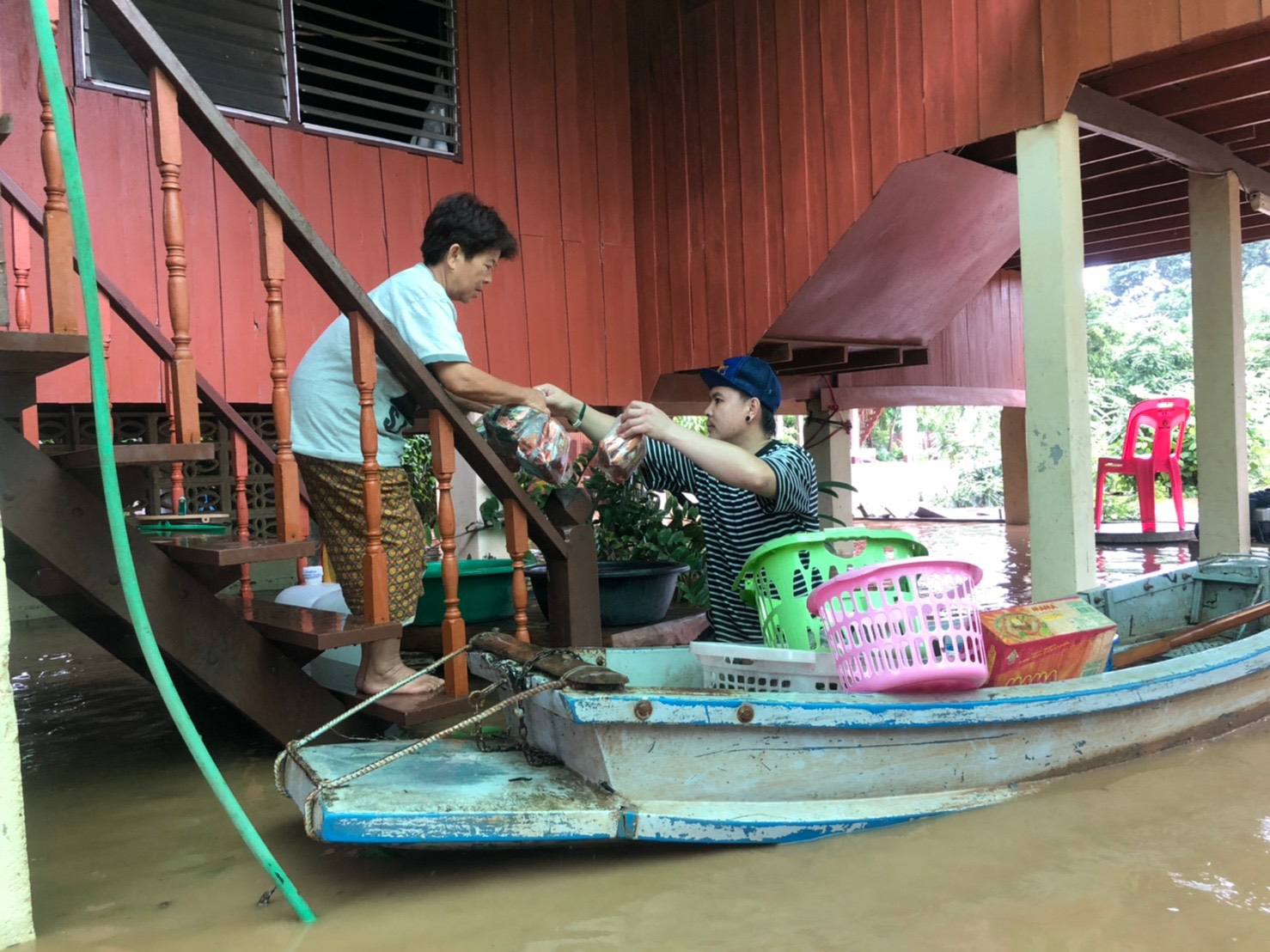 "ส.ส.เอกการ ซื่อทรงธรรม" จัดทีมลงพื้นที่ช่วยเหลือชาวบ้านที่ประสบภัยน้ำท่วมอย่างเร่งด่วน ที่ ต.ทุ่งกวาว อ.เมืองแพร่ จ.แพร่
