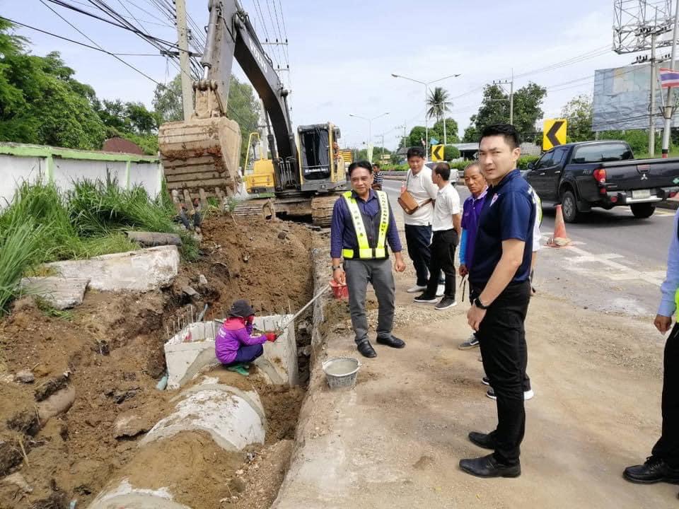 ‘ส.ส.ยศวัฒน์’ ลงพื้นที่ติดตามการวางท่อระบายน้ำ ถนนเส้น 323 ซึ่งเป็นถนนเส้นหลักประตูสู่เมืองกาญฯ ที่น้ำท่วมมานานหลายปี