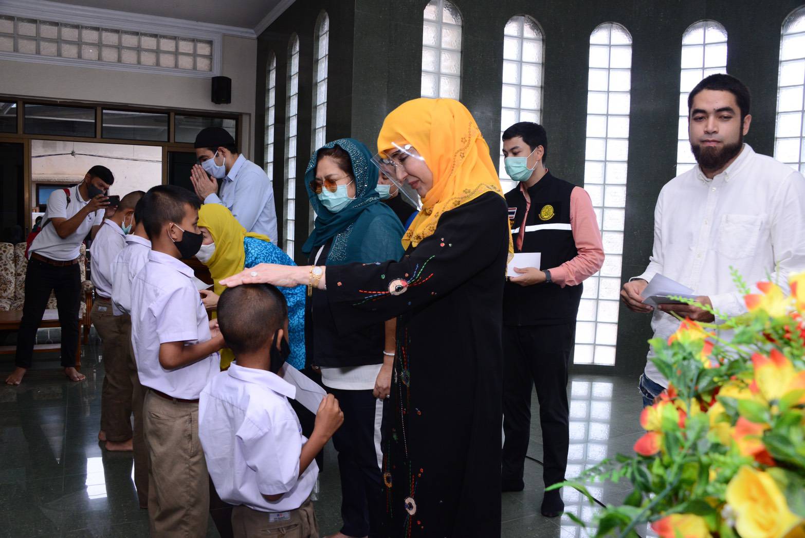 "รมช.มนัญญา ไทยเศรษฐ์" ร่วมทำบุญ เลี้ยงอาหาร และพบปะพี่น้องชาวมุสลิม พูดคุยพร้อมรับฟังปัญหา และมอบทุนการศึกษาให้กับนักเรียน ณ มัสยิดปากีสถาน บ้านบางคลี จ.พังงา 