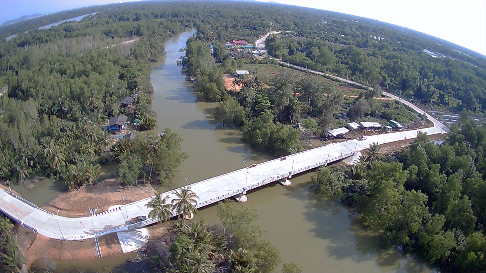กรมทางหลวงชนบท สร้างสะพานคลองรางร่วมใจพัฒนา เชื่อมสองฝั่งน้ำบรรเทาความเดือดร้อนของประชาชนชาวบ้านคลองราง  ต.ลีเล็ด อ.พุนพิน จ.สุราษฎร์ธานี