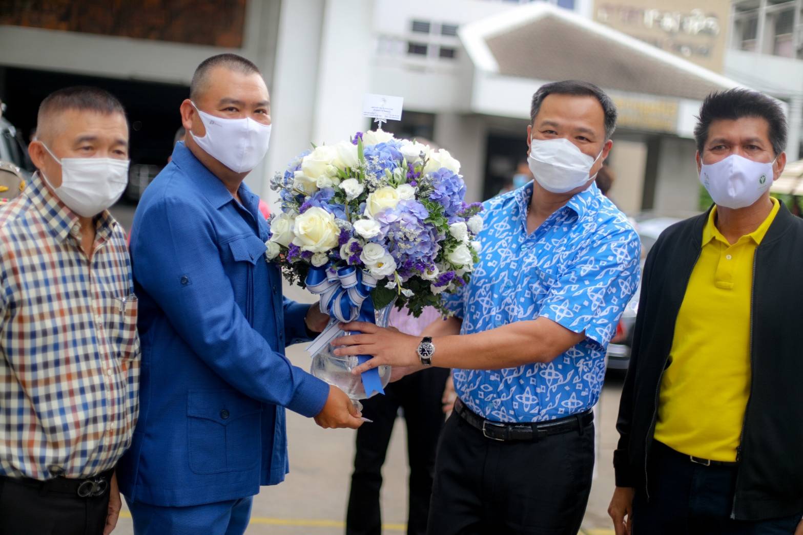 'อนุทิน' นำทีม สธ.ทำบุญวันเกิด 54 ปี ที่ รพ.สงฆ์ ขอประเทศ พ้นภัยโควิด-19