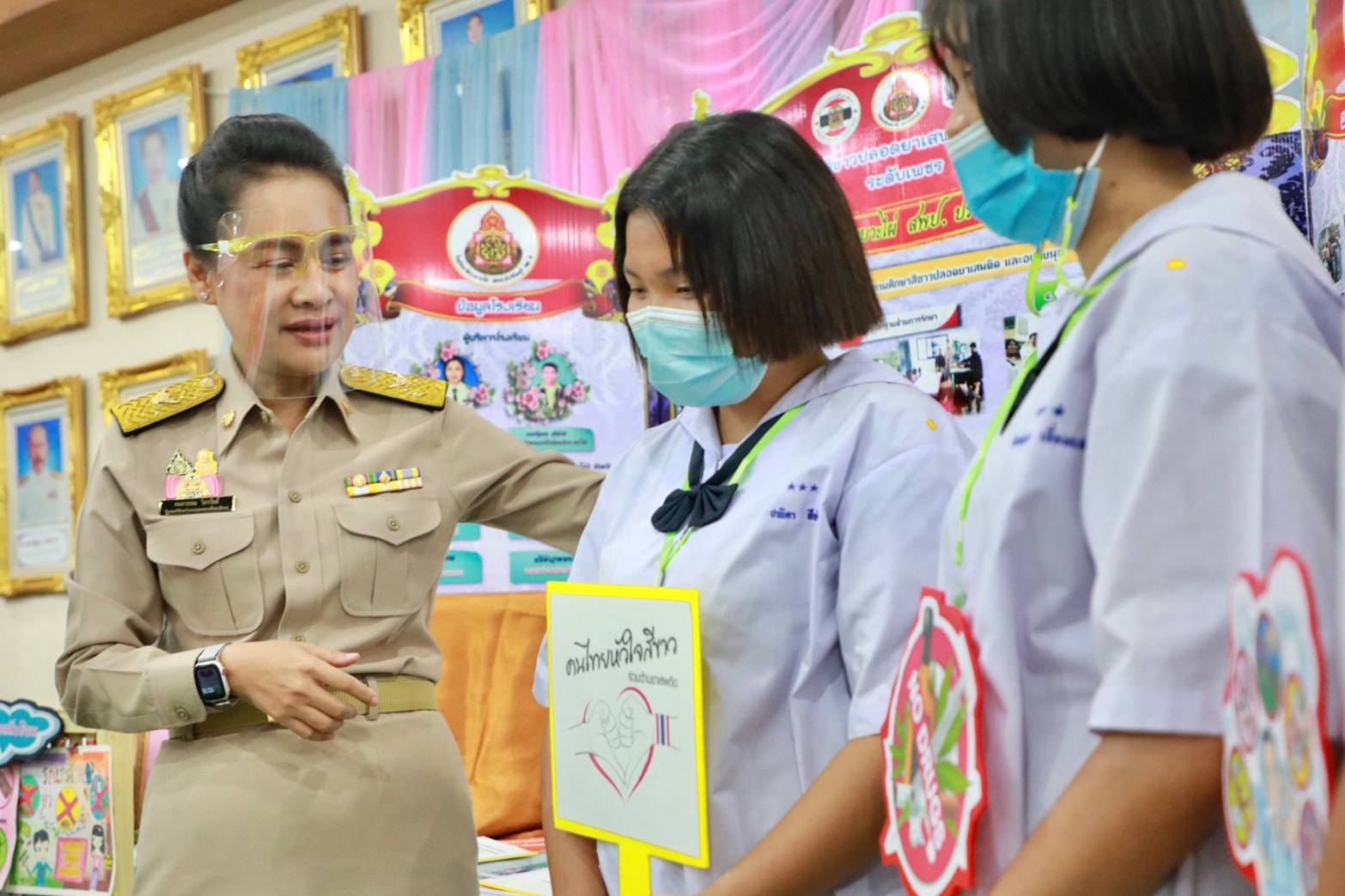 "รมช.กนกวรรณ" มอบโล่เชิดชูเกียรติเสมา ป.ป.ส. "104 สถานศึกษาสีขาวปราจีนบุรี" นำนวัตกรรม-คุณธรรม-ร่วมมือชุมชน ดึงเด็กห่างไกลยาเสพติด