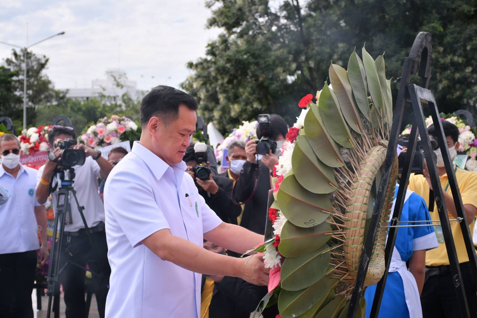 “อนุทิน” นำผู้บริหาร ข้าราชการ สธ. วางพวงมาลาถวายราชสักการะพระบรมราชชนก ในวันมหิดล
