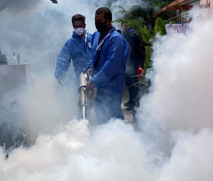 "ส.ส.มณฑล" ห่วงใยประชาชน มอบหมายให้ทีมงานลงพื้นที่พ่นหมอกควันกำจัดยุงลาย ในช่วงหน้าฝน เพื่อป้องกันโรคไข้เลือดออก ในชุมชนมหาดไทย 2 -4 แขวงดอกไม้ เขตประเวศ กทม.
