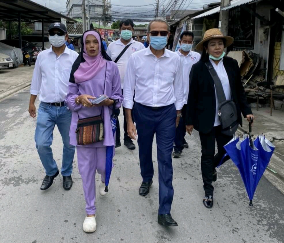 'ส.ส.มณฑล โพธิ์คาย"ลงพื้นที่พร้อมทีมงานบริการฉีดพ่นกำจัดยุงลายเพื่อป้องกันไข้เลือดออก ที่ชุมชนประสาทศิลป์ เขตสวนหลวง กรุงเทพฯ