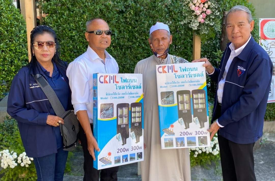 "ส.ส.มณฑล โพธิ์คาย" ลงพื้นที่พบปะและมอบชุดโคมไฟโซล่าเซล์ให้กับมัสยิดอันวารุ้ลอับรอ๊ต(สุเหร่าบน) เขตสวนหลวง กทม.