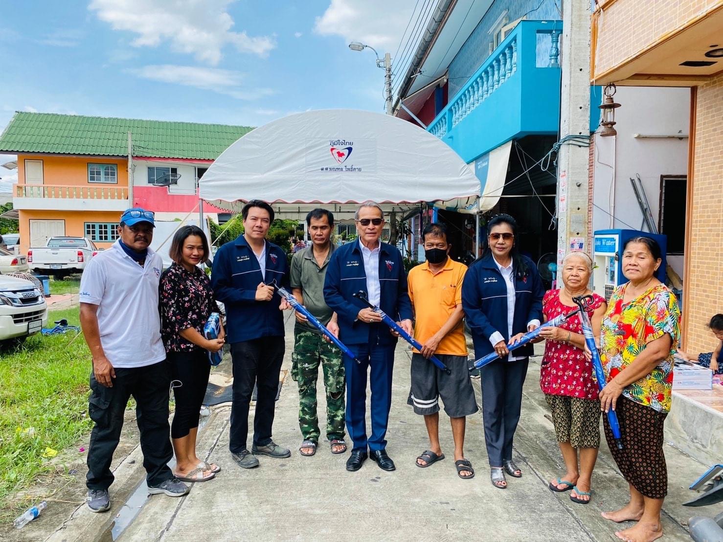 “ส.ส.มณฑล โพธิ์คาย” ห่วงใยประชาชน ลงพื้นที่เยี่ยม และมอบชุดโคมไฟโซล่าเซลล์ให้กับประชาชนเคหะชุมชนบัวหลวง และชุมชนดารุ้ลอามีน กทม.