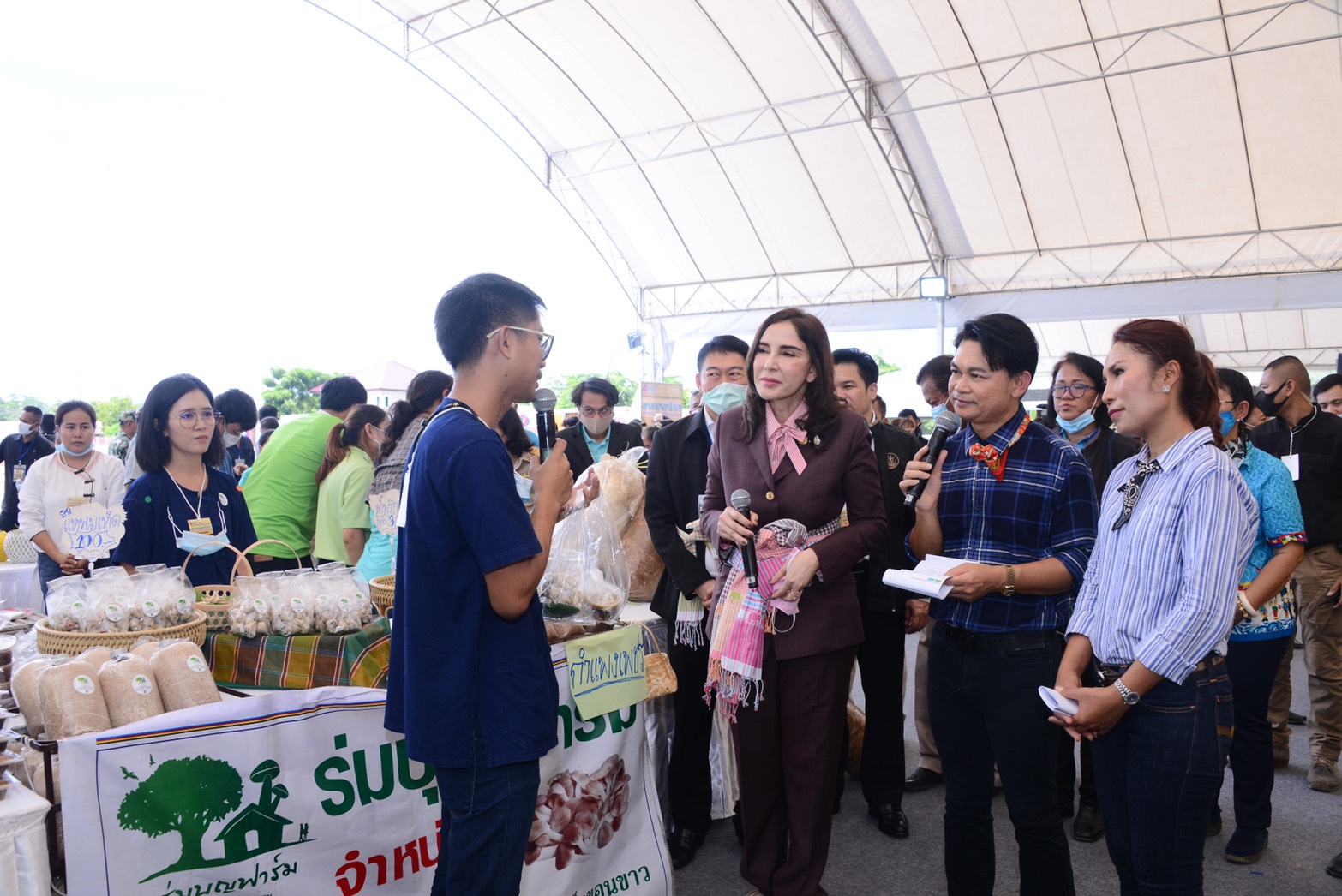 “รมช.มนัญญา” เดินหน้าขับเคลื่อน "โครงการนำลูกหลานเกษตรกรกลับบ้าน สานต่ออาชีพการเกษตร"  พบปะกลุ่มเกษตรกรและชมนิทรรศการของลูกหลานเกษตรกรกลับบ้านที่มาร่วมแสดงและจำหน่ายสินค้า