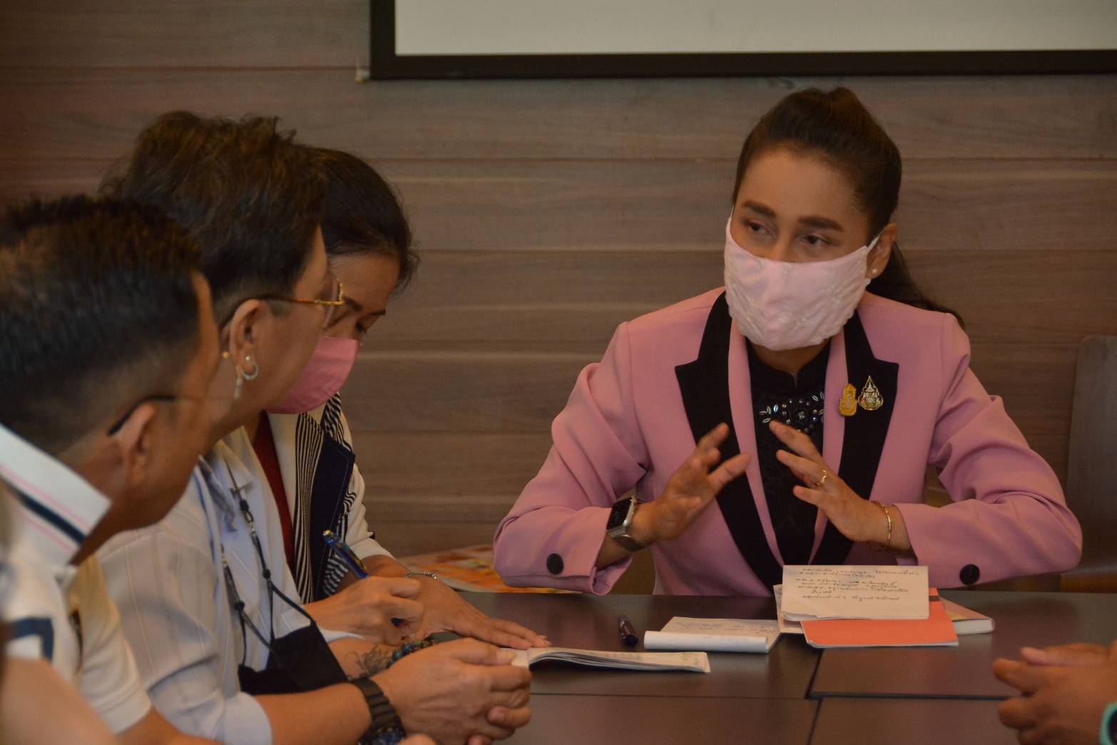 รมช.กนกวรรณ รับฟังปัญหาจากผู้ปกครองโรงเรียนดัง เตรียมเข้าสู่กระบวนตรวจสอบ-หาข้อยุติโดยเร็วที่สุด หวังสร้างความสบายใจแก่ผู้ปกครองทั่วประเทศ