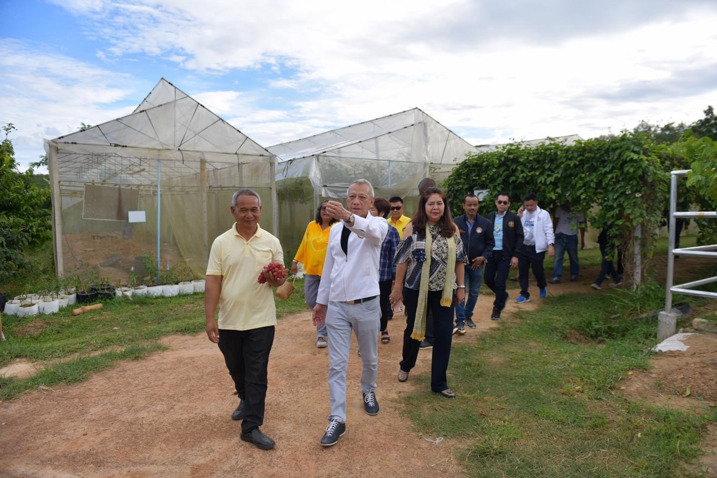 “รมว.พิพัฒน์” เยี่ยมชมศูนย์เรียนรู้ทางการเกษตรแบบผสมผสาน ตามปณิธานพ่อหลวงเสริมสร้างรายได้จากแปลงเกษตรหมุนเวียนตลอดทั้งปี