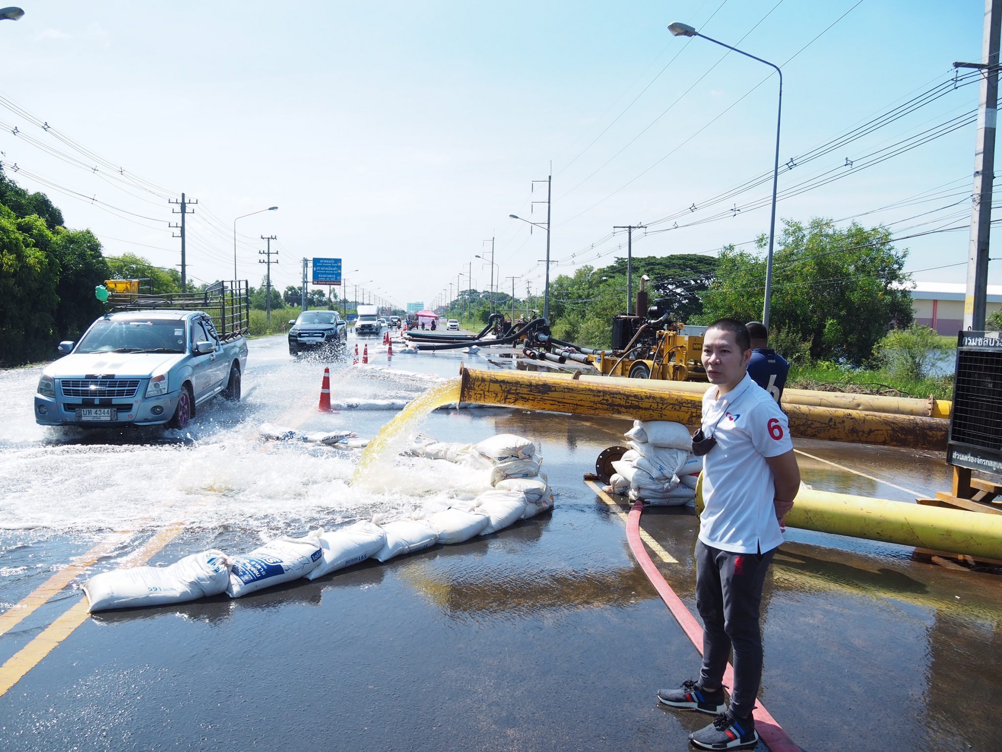 “ส.ส.จักรกฤษณ์ ทองศรี” ห่วงใยประชาชน ลุยสำรวจปัญหาน้ำท่วม พร้อมมอบเครื่องดื่มให้แก่เจ้าหน้าที่ประจำจุดสูบน้ำ