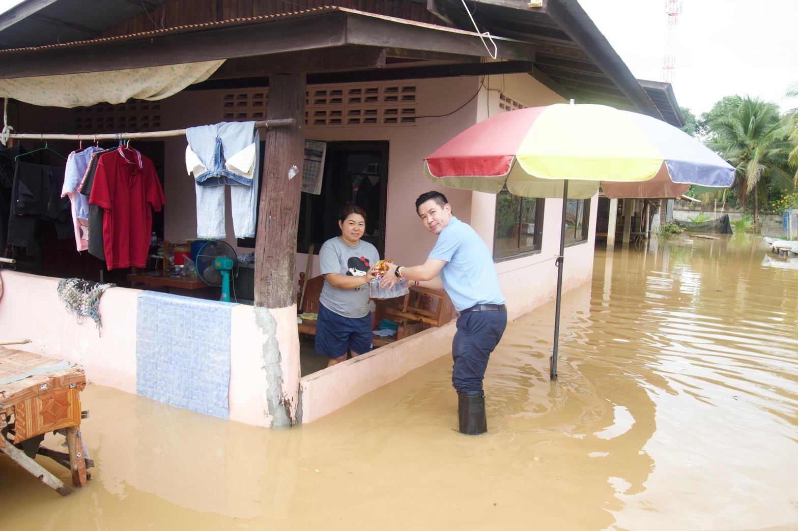 “ส.ส.เอกการ ซื่อทรงธรรม” ห่วงใยประชาชน รุดลงพื้นที่ช่วยเหลือผู้ประสบอุทกภัย เพื่อสำรวจความเสียหาย และประสานหน่วยงานเพื่อให้ความช่วยเหลือ ณ เทศบาลตำบลช่อแฮ  จ.แพร่