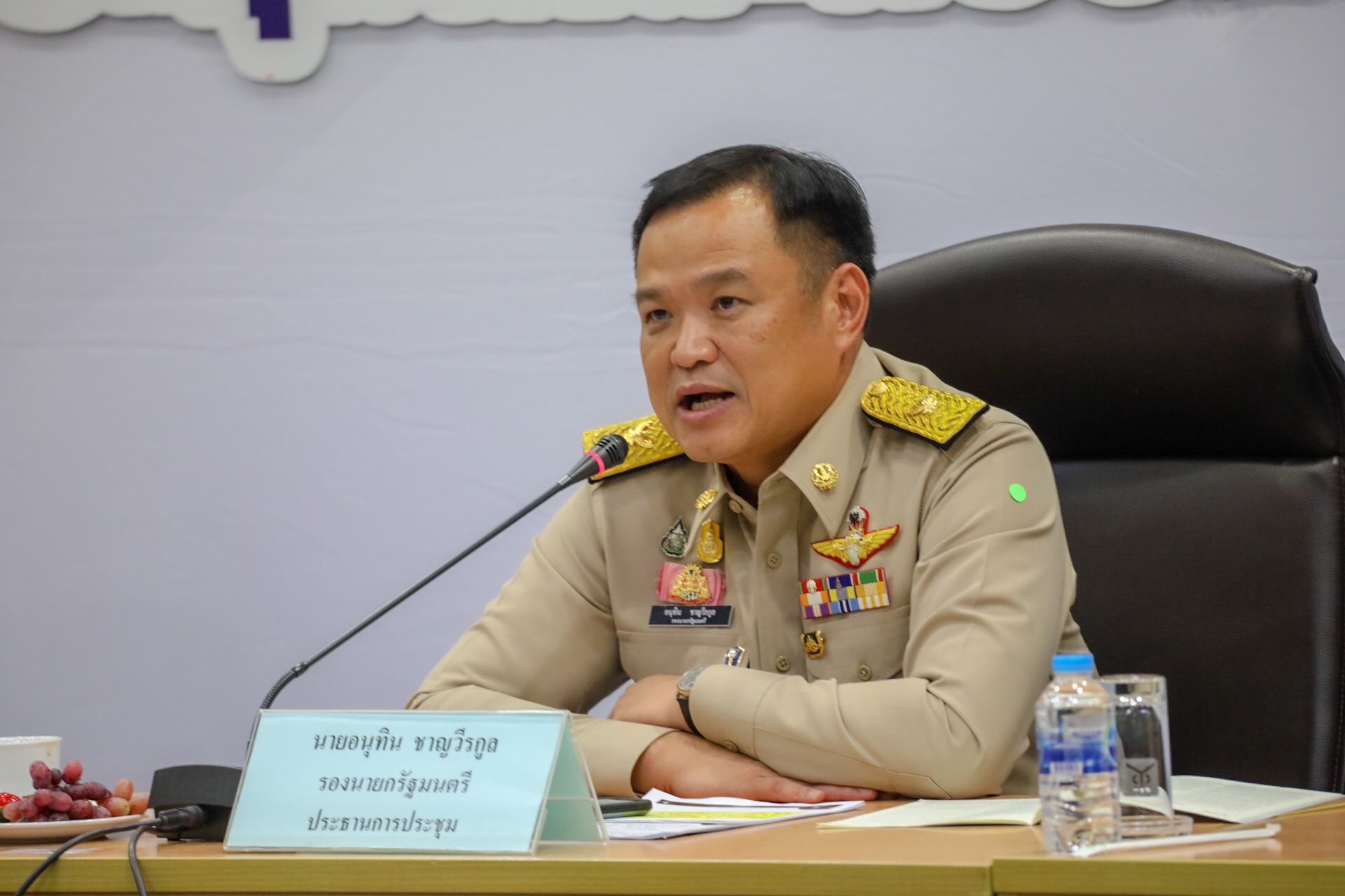 “อนุทิน” ย้ำ ไม่ลดเวลากักตัวโควิด-19 เผย มาตรการต้องตั้งอยู่บนความปลอดภัย ยัน ! พร้อมช่วยเหลือเมียนมาร์ แต่ห้ามกระทบคนไทย