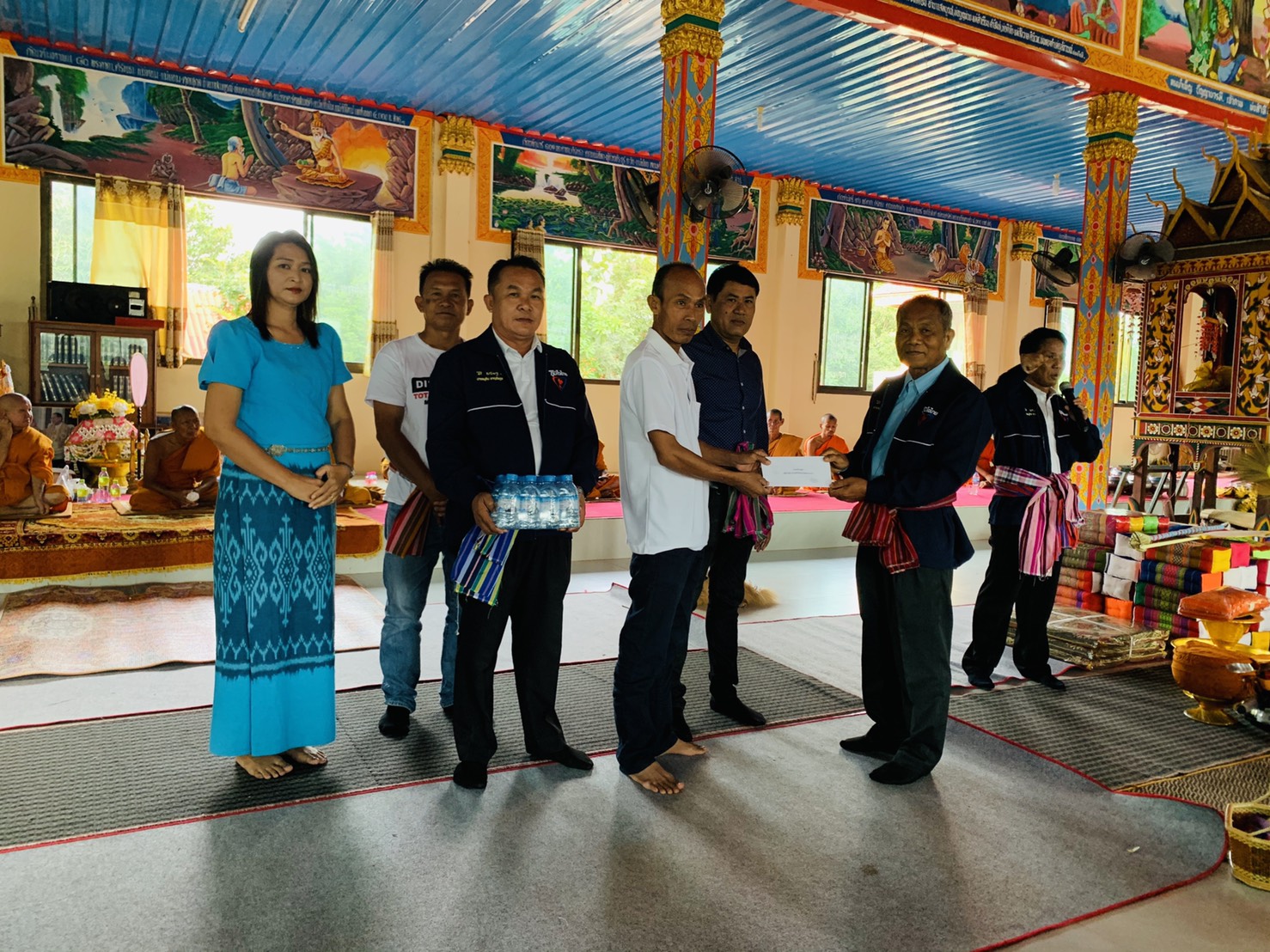 “ส.ส.สำลี รักสุทธี” ร่วมทำบุญต่อยอดกฐินสามัคคี และมอบน้ำดื่มให้กับประชาชน ณวัดเทพวิหคบ้านนานกเขียน ต.หนองโน อ.เมืองมหาสารคาม จ.มหาสารคาม