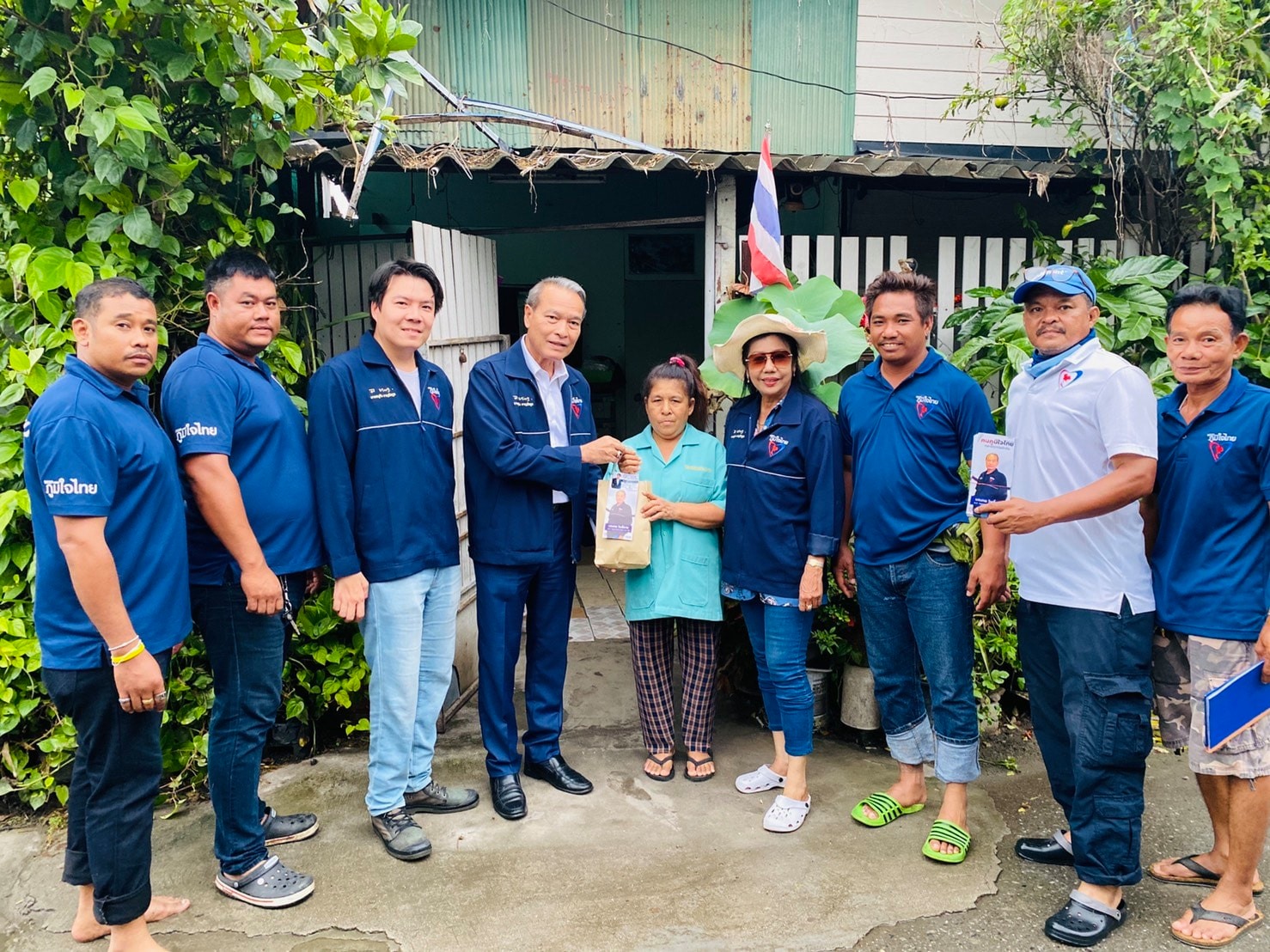 “ส.ส.มณฑล โพธิ์คาย” ลงพื้นทีเยี่ยมพี่น้องชาวชุมชนมหาดไทย 3 ดูสภาพแวดล้อมภายในชุมชนหลังจากที่ฝนจากมีฝนตก พบมีบางจุดที่น้ำยังท่วมและขังอยู่