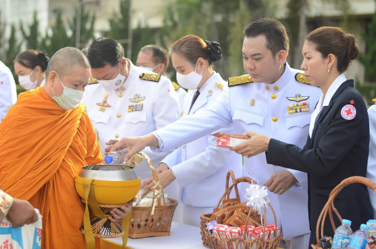 "ส.ส.กฤติเดช สันติวชิระกุล" ร่วมทำบุญตักบาตรพระสงฆ์และร่วมพิธีถวายบังคมวางพวงมาลาถวายเป็นพระราชกุศล เนื่องในวันคล้ายวันสวรรคต รัชกาลที่ 9