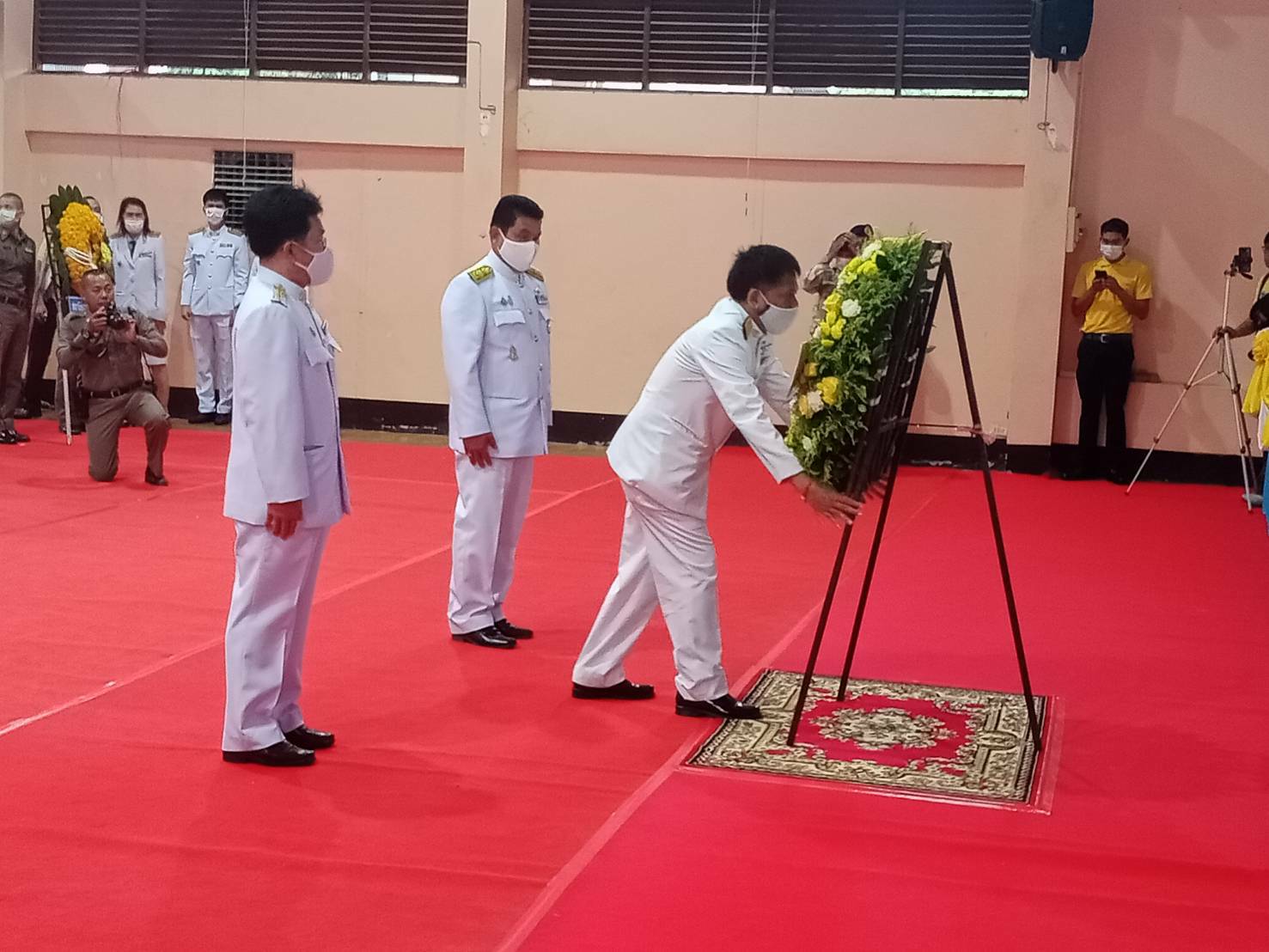 ส.ส.พรชัย อำนวยทรัพย์ ร่วมทำบุญตักบาตรพระสงฆ์  ถวายเป็นพระราชกุศล พร้อมร่วมพิธีวางพวงมาลา เนื่องในโอกาสวันคล้ายวันสวรรคต ร.9