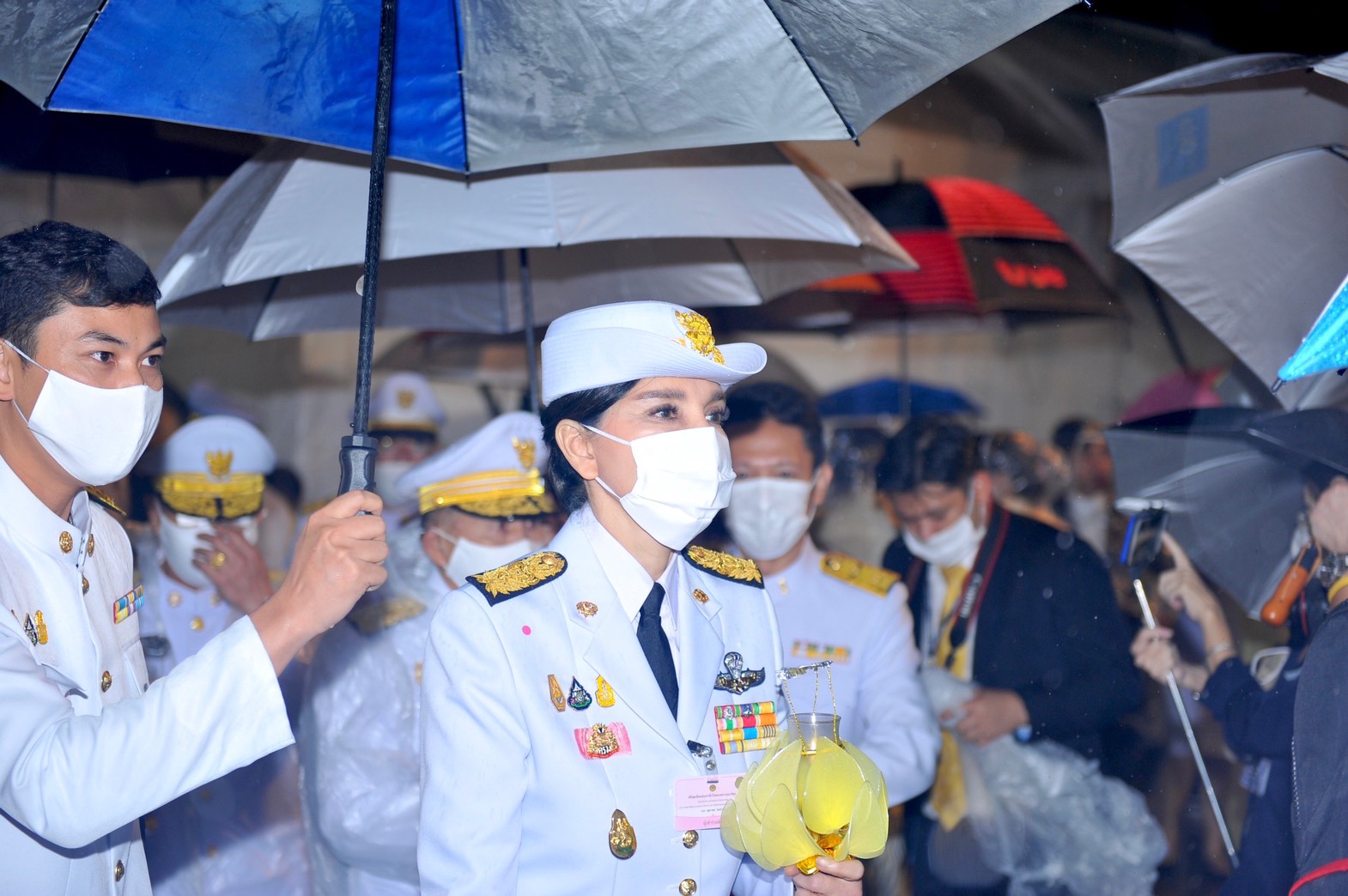 รมช.มนัญญา ร่วมในพิธีจุดเทียนเพื่อน้อมรำลึกในพระมหากรุณาธิคุณ เนื่องในวันคล้ายวันสวรรคต ร.9