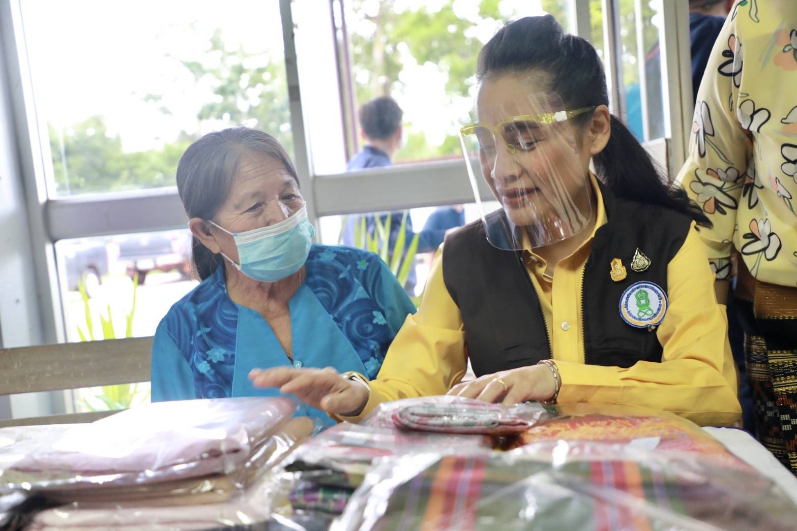 รมช.กนกวรรณ ชู "ผ้าไหมปทุมราชวงศา" เป็นผลิตภัณฑ์ ONIE อันทรงคุณค่า พร้อมต่อยอดสู่ช่องทางการค้าออนไลน์ สร้างความกินอิ่ม-นอนอุ่น-อยู่สบายทั่วทุกตำบล