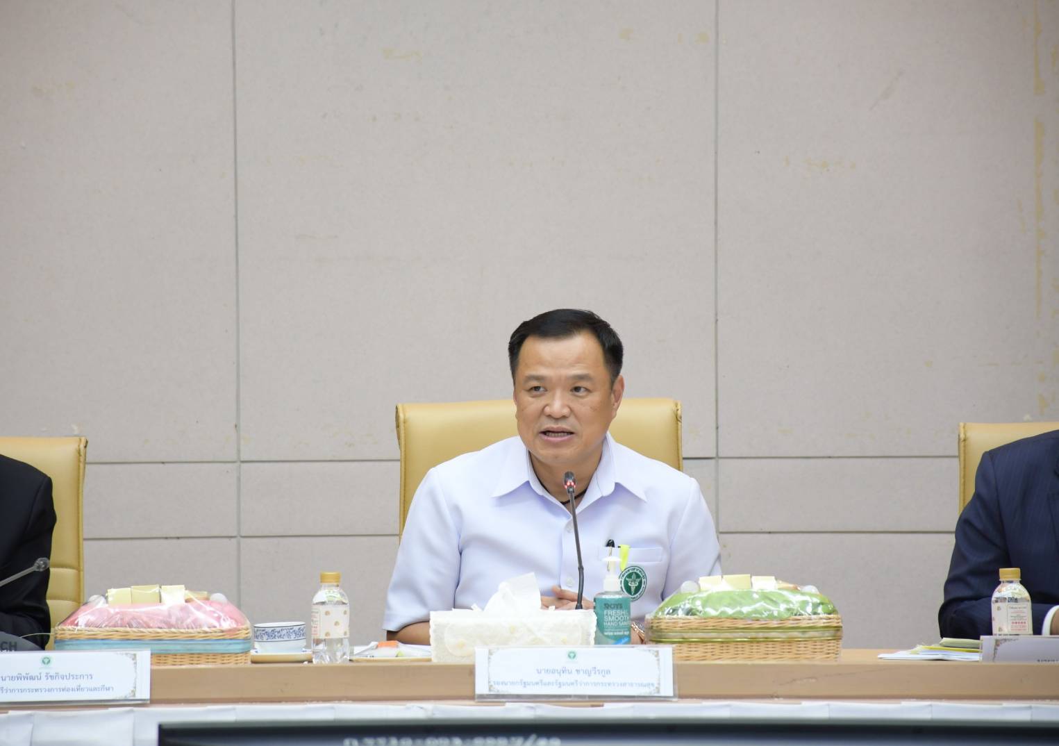 “อนุทิน” ตั้งคณะทำงานร่วม 3 กระทรวง หามาตรการด้านสุขภาพ รับคลายล็อก แง้มประตูรับต่างชาติ