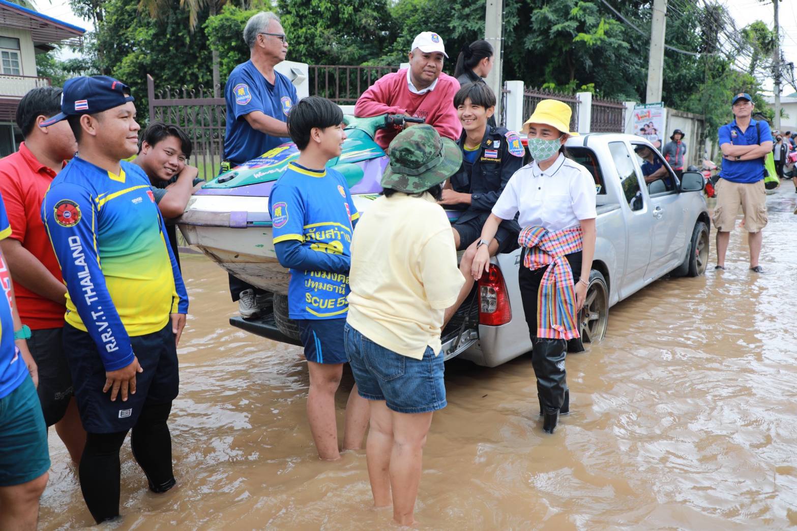 รมช.กนกวรรณ นำทีม กศน.นครชัยบุรินทร์ ออกหน่วย "กศน.เพื่อประชาชน" พร้อมมอบถุงยังชีพช่วยเหลือนักเรียน​ นักศึกษา​ ผู้ประสบภัยชาวปากช่องกว่า 1,000 ชุด