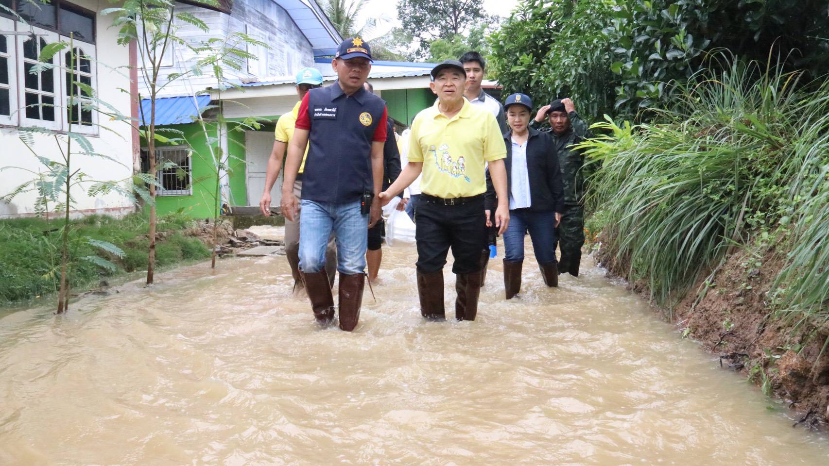 รมช.วีรศักดิ์ นำทีมลงพื้นที่ติดตามสถานการณ์อุทกภัยที่ อ.ปักธงชัย พร้อมมอบถุงยังชีพช่วยเหลือผู้ประสบภัย หลังพบน้ำท่วมสูง ทำให้ประชาชนติดค้างอยู่ในหมู่บ้านหลายร้อยหลังคาเรือน และยังมีแนวโน้มฝนตกในพื้นที่อย่างต่อเนื่อง