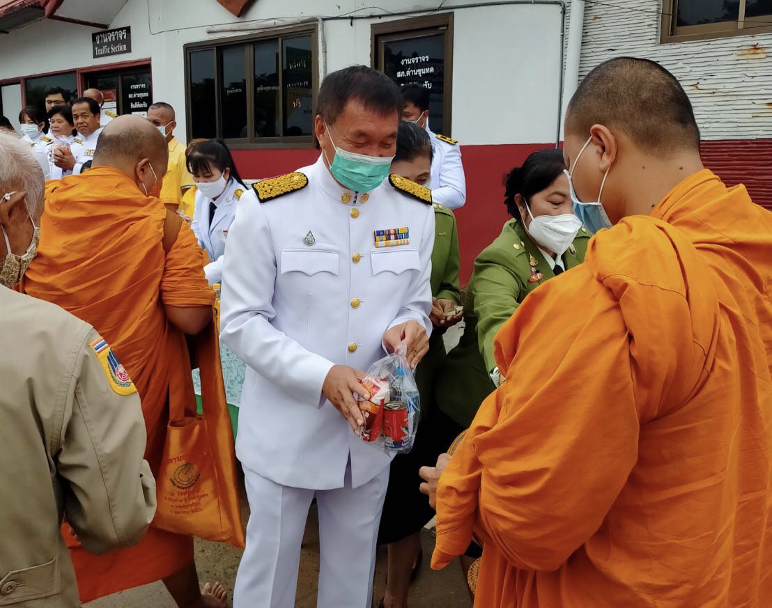 “ส.ส.วิสิทธิ์  พิทยาภรณ์” ร่วมทำตักบาตร -วางพวงมาลา  วันคล้ายวันสวรรคต ร.9 น้อมรำลึกในพระมหากรุณาธิคุณ