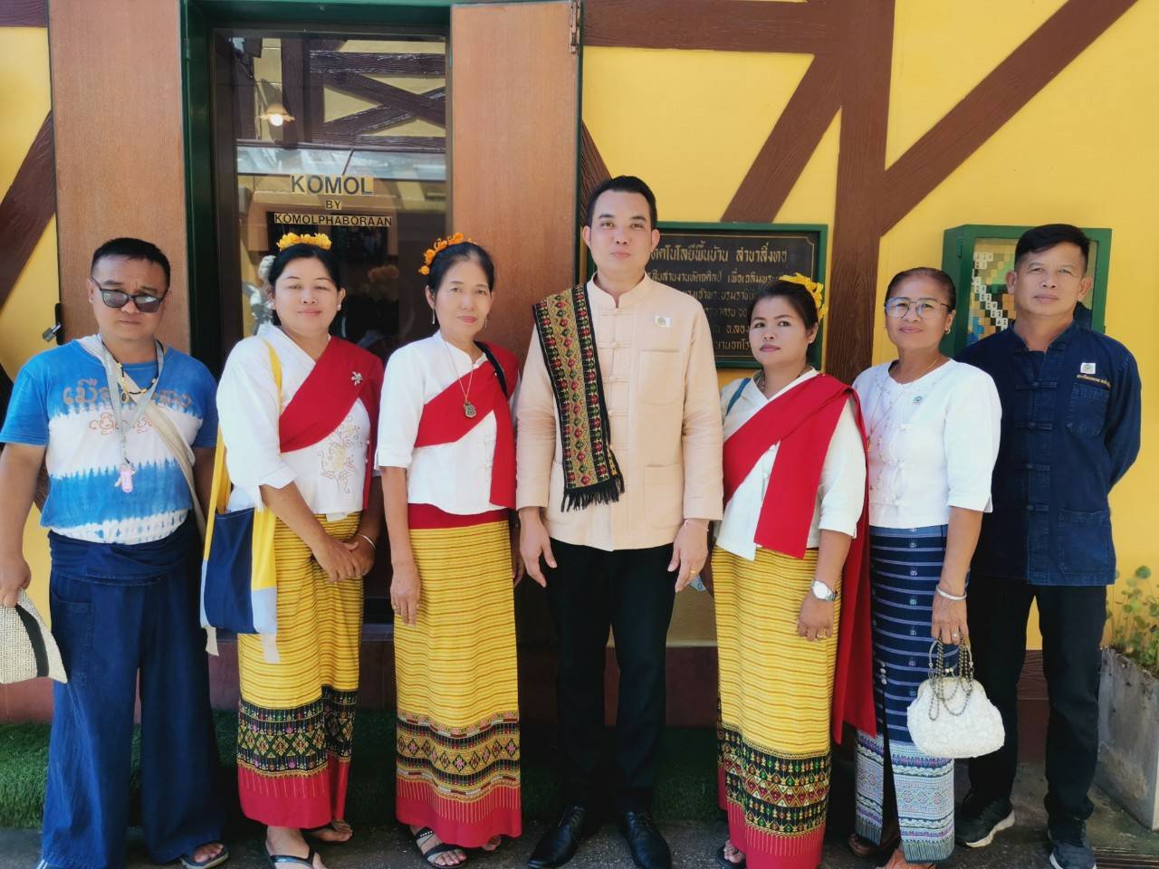 “ส.ส.กฤติเดช สันติวชิระกุล”  ร่วมรับมอบรถรางนำเที่ยว บวรออนทัว จาก สำนักงานวัฒนธรรมจังหวัดแพร่ เพื่อเชื่อมโยงการท่องเที่ยวชุมชน สัมผัสมนต์เสน่ห์วิถีชีวิต "ดินแดนศิลปินถิ่นผ้าจก มรดกพระธาตุพันปี ที่นี้เมืองลอง"