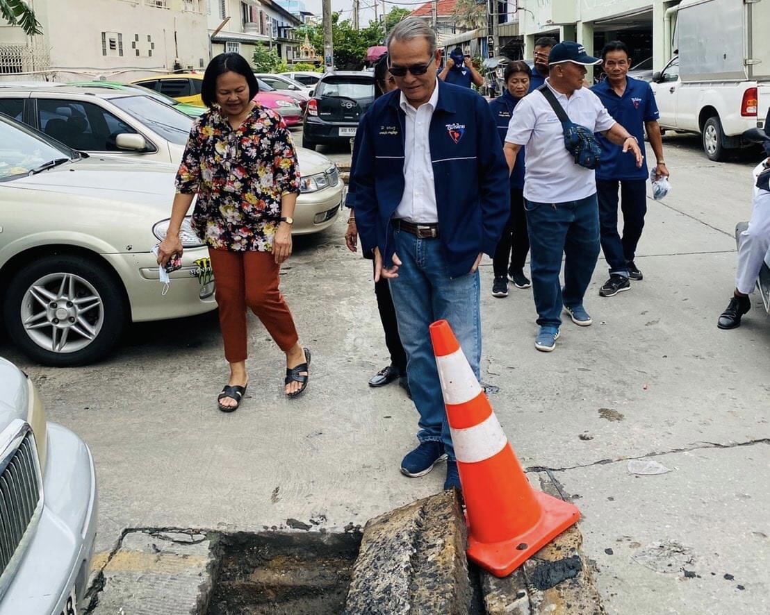 “ส.ส.มณฑล โพธิ์คาย”ห่วงใยประชาชน ลงพื้นที่บริการลอกท่อระบายน้ำ บริเวณถนนเข้าอาคารชุด รีเจนท์พัฒนาการ