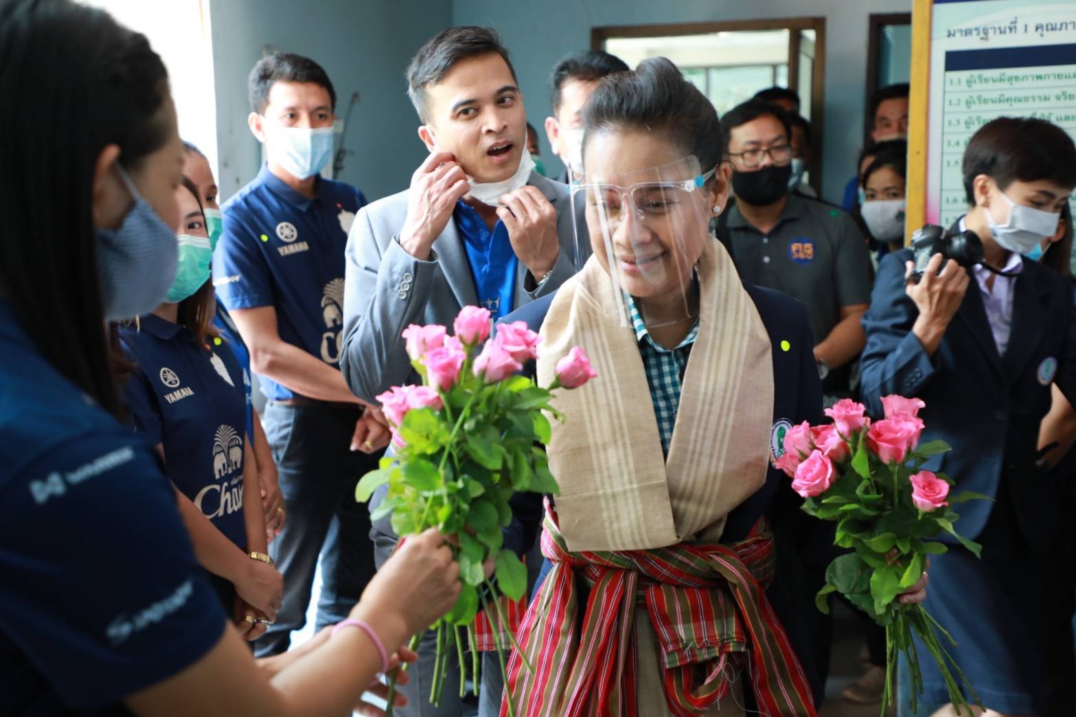 รมช.กนกวรรณ ฝากครู กศน.บุรีรัมย์ ปฏิบัติงานเต็มตามศักยภาพ วางตัวอย่างเหมาะสม พร้อมเป็นแบบอย่างที่ดีสร้างการยอมรับในสังคม