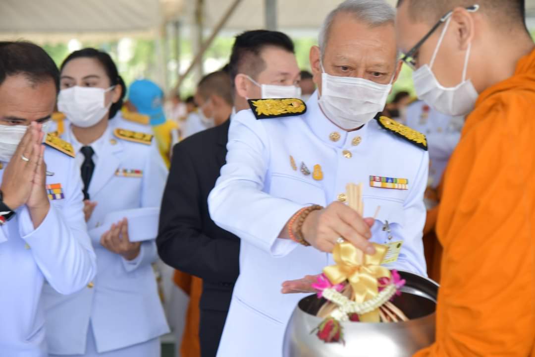 รมว.พิพัฒน์ ร่วมพิธีทำบุญตักบาตรถวายพระราชกุศลวันคล้ายวันสวรรคต รัชกาลที่ 9