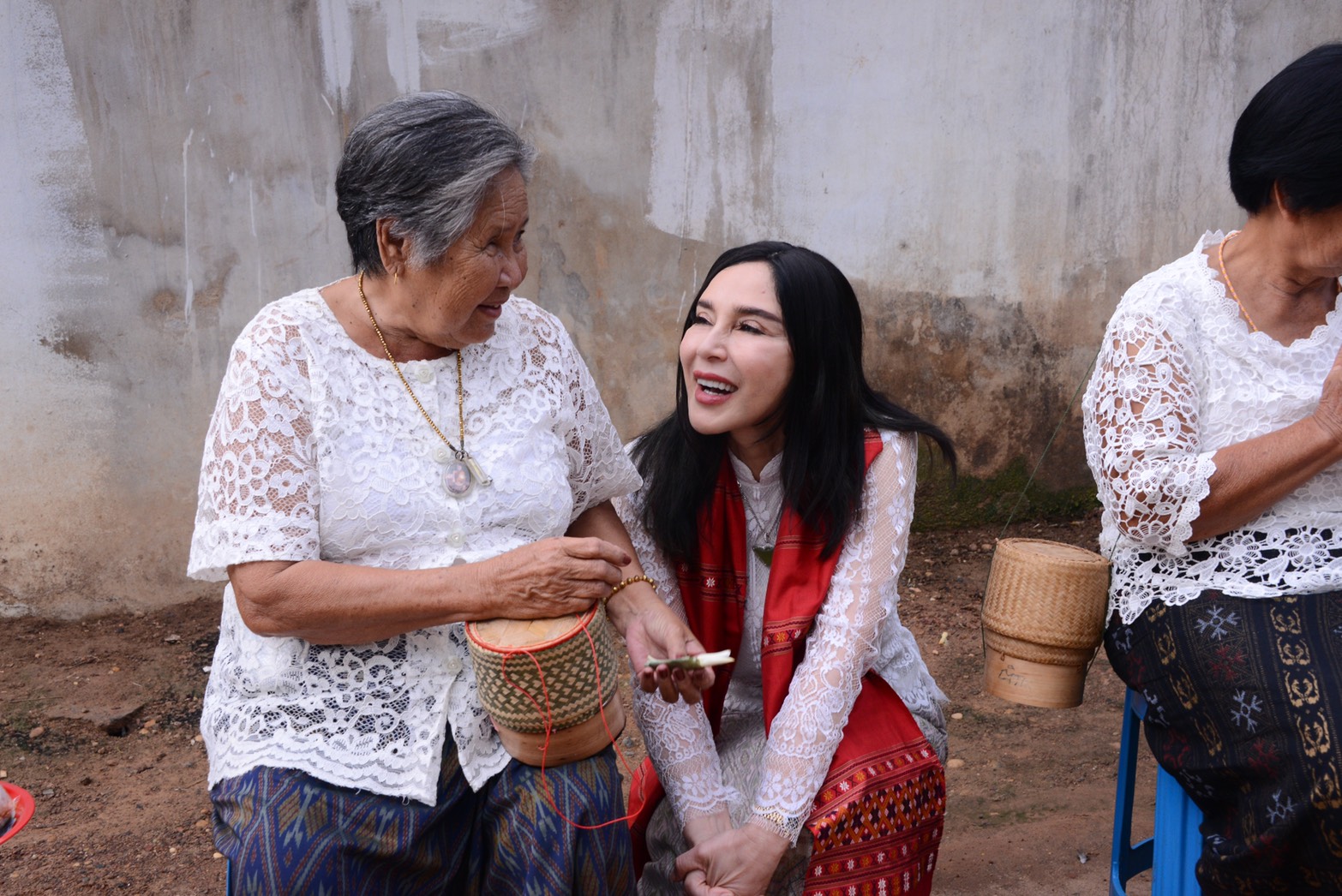 "รมช.มนัญญา" พร้อมด้วยสมาชิกสภาผู้แทนราษฎรพรรคภูมิใจไทย ร่วมทำบุญตักบาตรกับพี่น้องประชาชนชาวบ้านนาหมอม้า จังหวัดอำนาจเจริญ พร้อมอุดหนุนสินค้าหัตถกรรมจากเสื่อกก สินค้า OTOP ของชุมชน