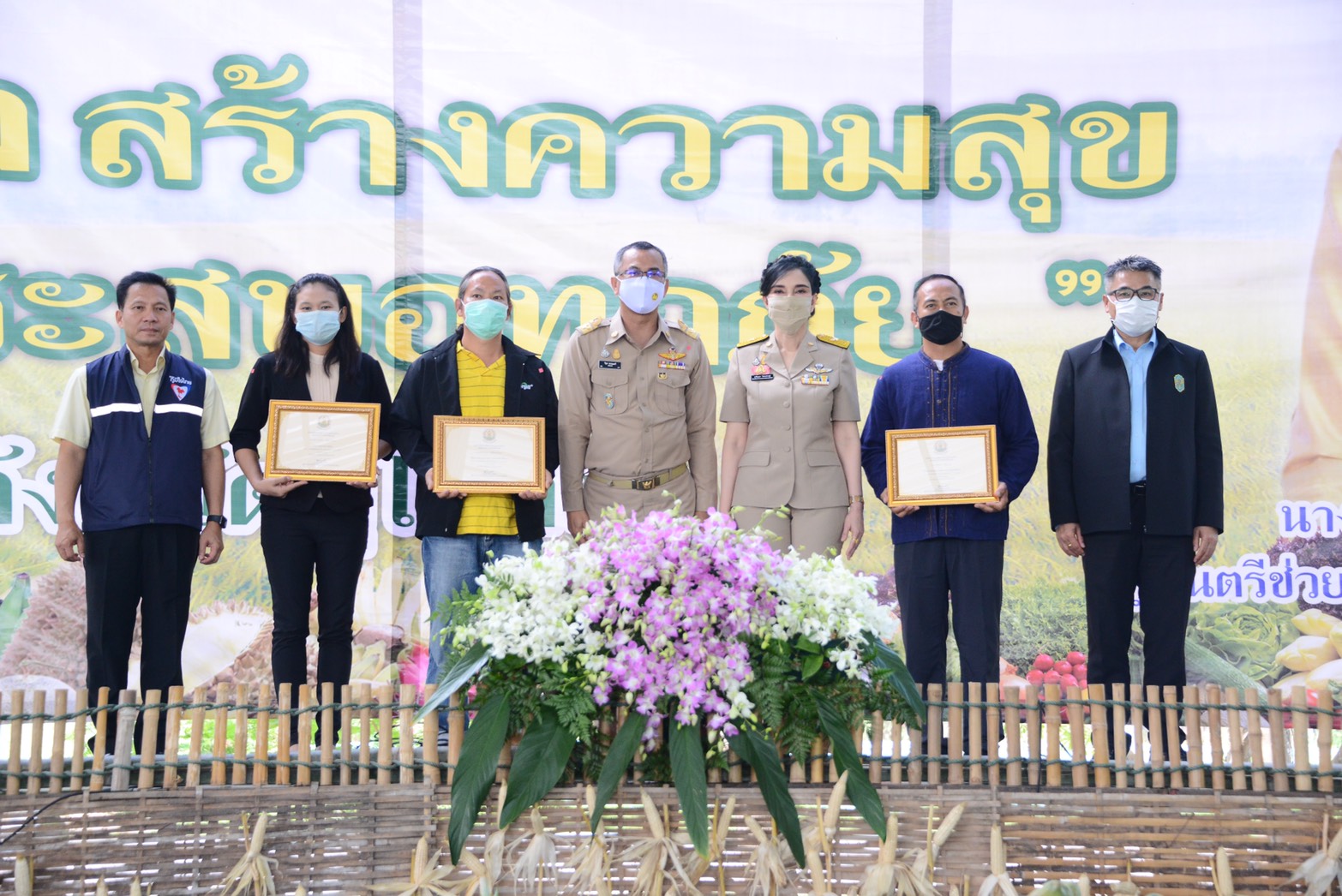 "รมช.มนัญญา" มอบเมล็ดพันธุ์พืช พันธุ์ไม้ผลแก่เกษตรกรที่ได้รับผลกระทบจากอุทกภัย พร้อมพบปะเกษตรกร อีกทั้งมอบเงินอุดหนุนอุปกรณ์การตลาด สิ่งก่อสร้าง แก่สหกรณ์นิคมศรีสำโรง และสหกรณ์นิคมหนองบัวพัฒนา จ.สุโขทัย