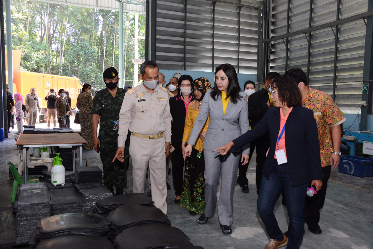 #ทลายทุกข้อจำกัด "รมช.มนัญญา" เยี่ยมชมกระบวนการผลิตแบริเออร์ ของสหกรณ์แปรรูปผลิตภัณฑ์ยางพาราบ้านถ้ำทะลุ จำกัด พร้อมสนับหนุนโครงการใช้ยางในภาครัฐ เพื่อปรับปรุงเพิ่มความปลอดภัยทางถนน