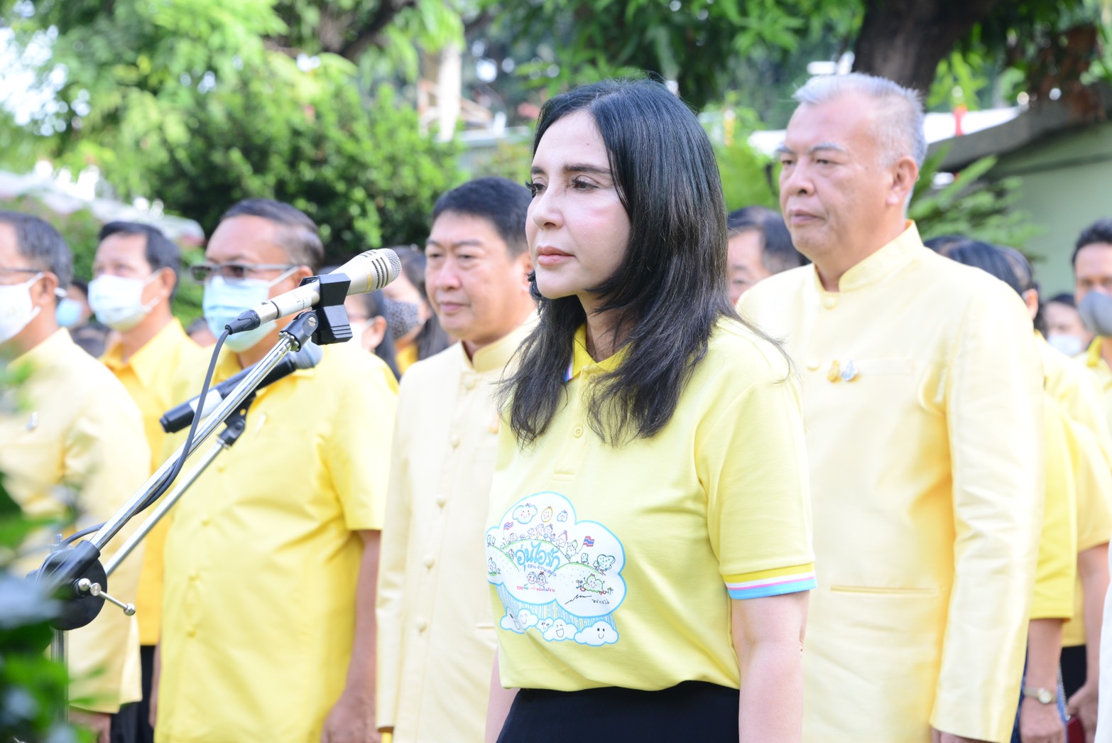 "รมช.มนัญญา" พร้อมด้วยผู้บริหารและบุคลากร กรมวิชาการเกษตร กรมส่งเสริมสหกรณ์ กรมตรวจบัญชีสหกรณ์ และองค์การส่งเสริมกิจการโคนมแห่งประเทศไทย ร่วมร้อง "เพลงชาติ" ก่อนเป็นประธานการประชุมมอบนโยบายการบูรณาการแก่หน่วยงานภายใต้การกำกับดูแล