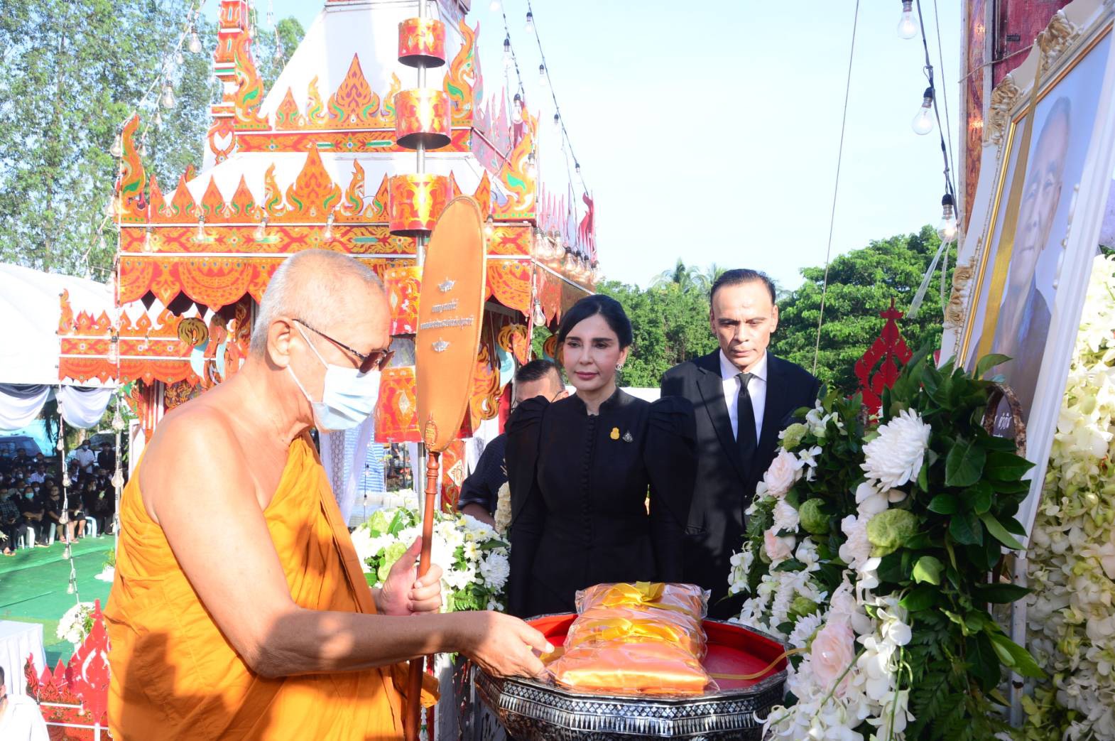 "รมช.มนัญญา" พร้อมด้วย "นายชาดา" ร่วมงานฌาปนกิจ "นายสมควร อำภิน" อดีตผู้ใหญ่บ้าน ต.หนองฉาง จ.อุทัยธานี บิดาของ นายก อบต.หนองฉาง และ น.ส.รุ่งฤดี อำภิน สมาชิกสภา อบจ.ปทุมธานี