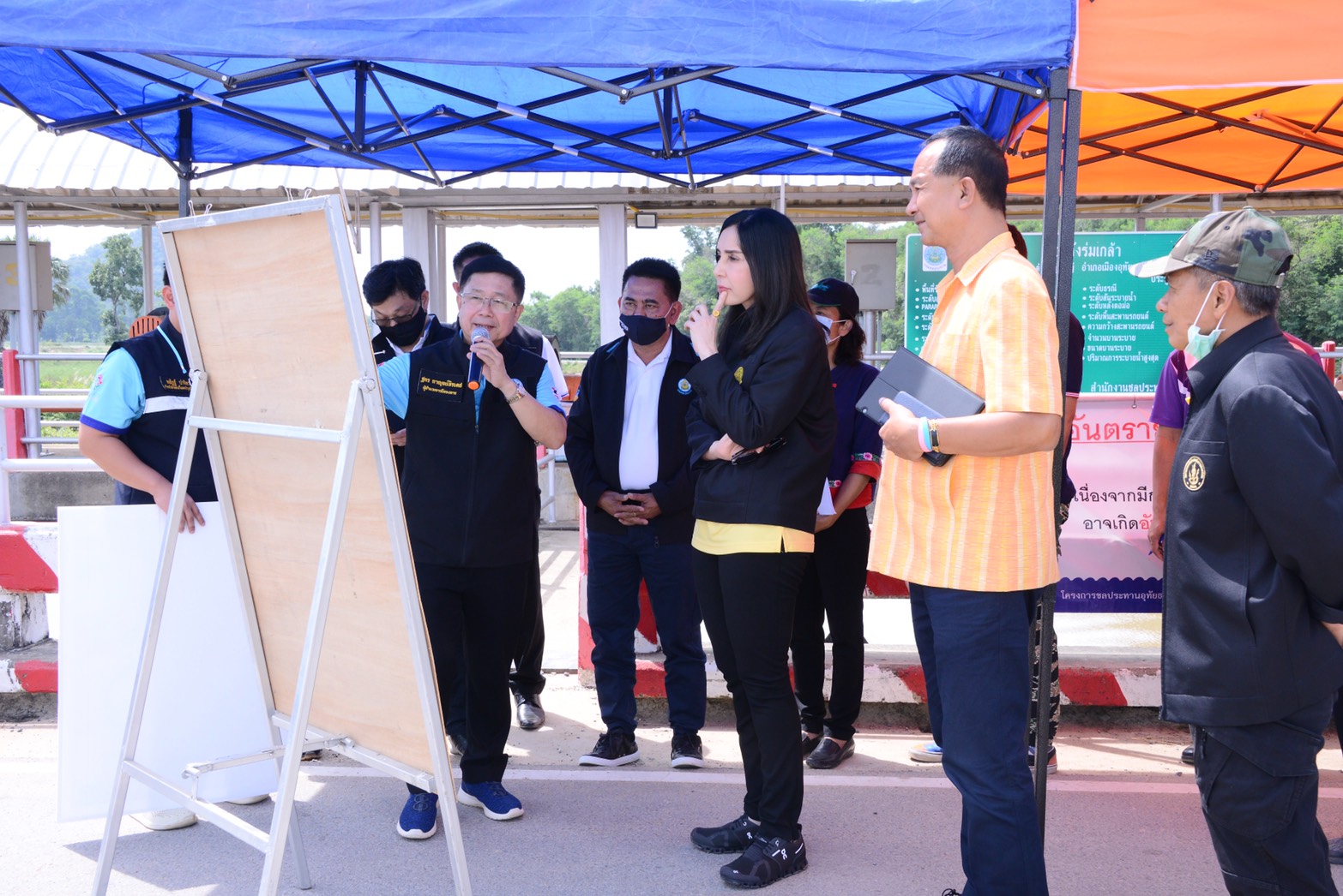 "รมช.มนัญญา ไทยเศรษฐ์" ฟังรายงานสถานการณ์เขื่อนวังร่มเกล้า ณ เขื่อนวังร่มเกล้า ต.ทุ่งใหญ่ อ.เมือง จ.อุทัยธานี ผลักดันการทำแก้มลิงแก้ไขปัญหาน้ำท่วมในจังหวัดอุทัยธานี