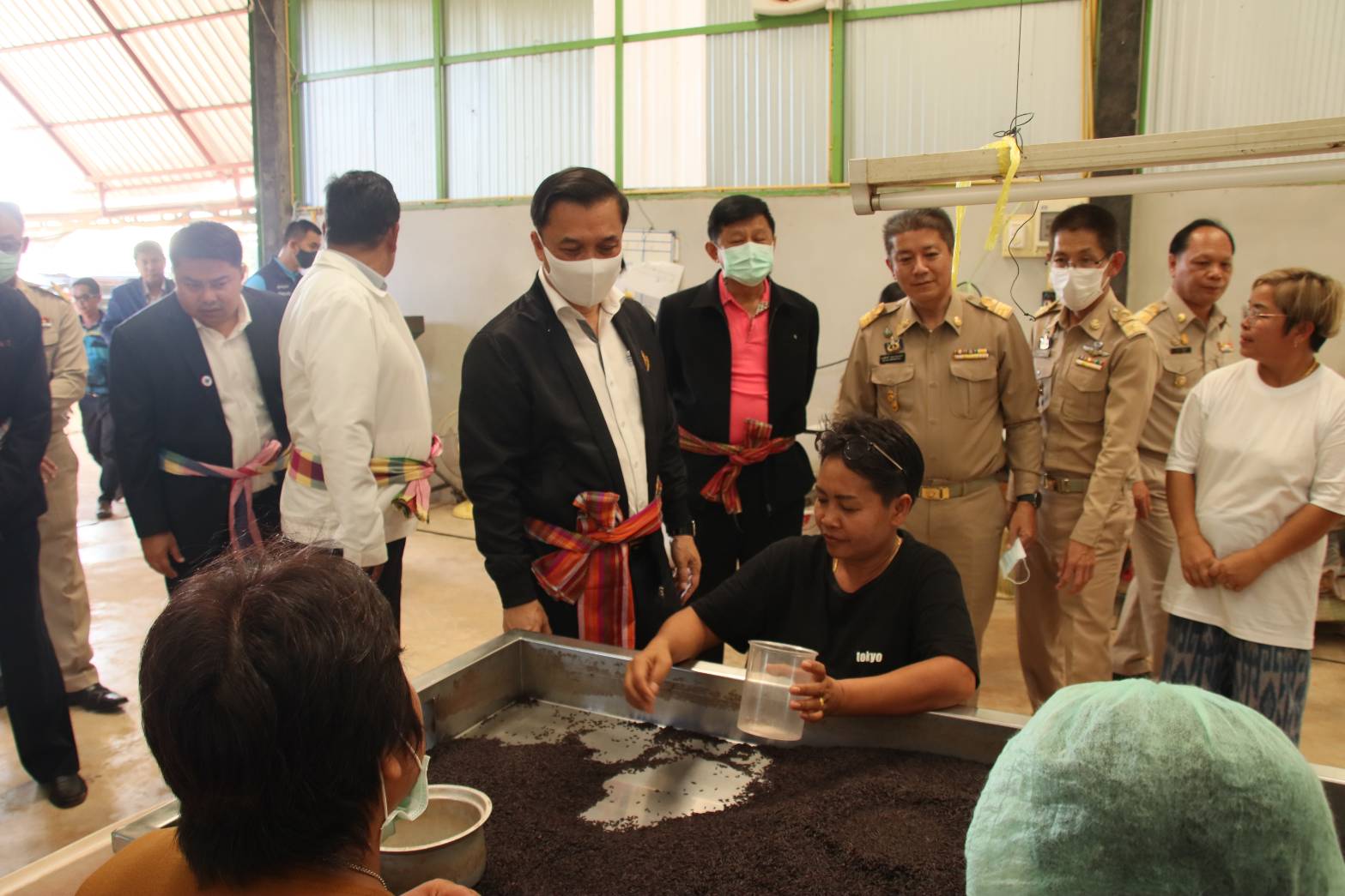 มท.3 เยี่ยมชมวิสาหกิจชุมชนกลุ่มผลิตข้าวฮางงอก จ.สกลนคร แนะช่องทางจำหน่ายเพิ่มยอดขาย กระจายรายได้สู่ชุมชน