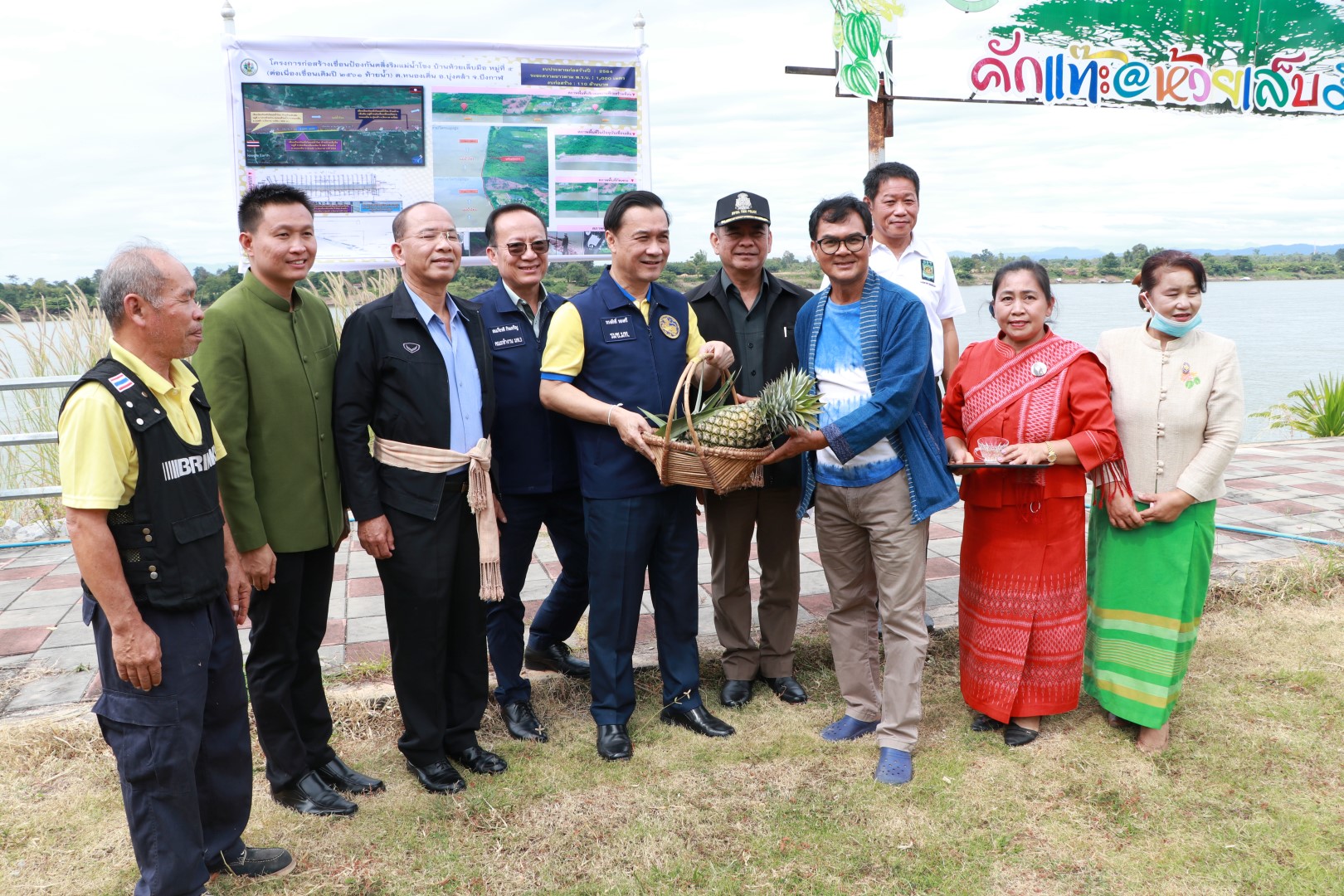 มท.3 ลงพื้นที่ตรวจเยี่ยมความคืบหน้าโครงการก่อสร้างเขื่อนป้องกันตลิ่งแม่น้ำโขง พื้นที่อำเภอบุ่งคล้า จังหวัดบึงกาฬ