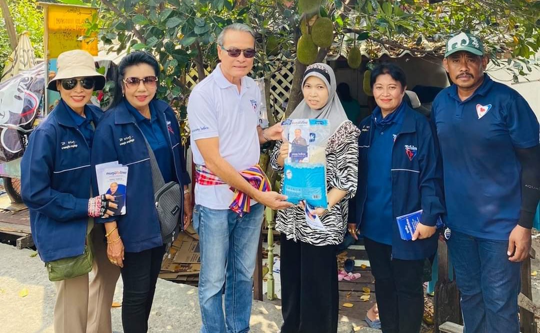 ส.ส.มณฑล โพธิ์คาย ลงพื้นที่เยี่ยมพี่น้องชาวชุมชนวิเศษสุข พร้อมมอบสิ่งของเครื่องใช้เพื่อบรรเทาความเดือดร้อน