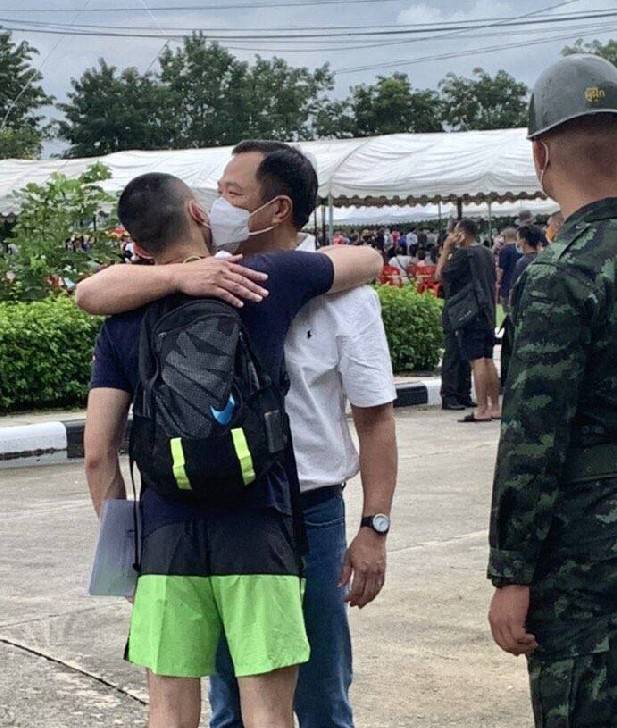 สุดซึ้ง ! "อนุทิน" สวมกอด "บุตรชาย" ส่งเข้าเกณฑ์ทหาร รับใช้ชาติ