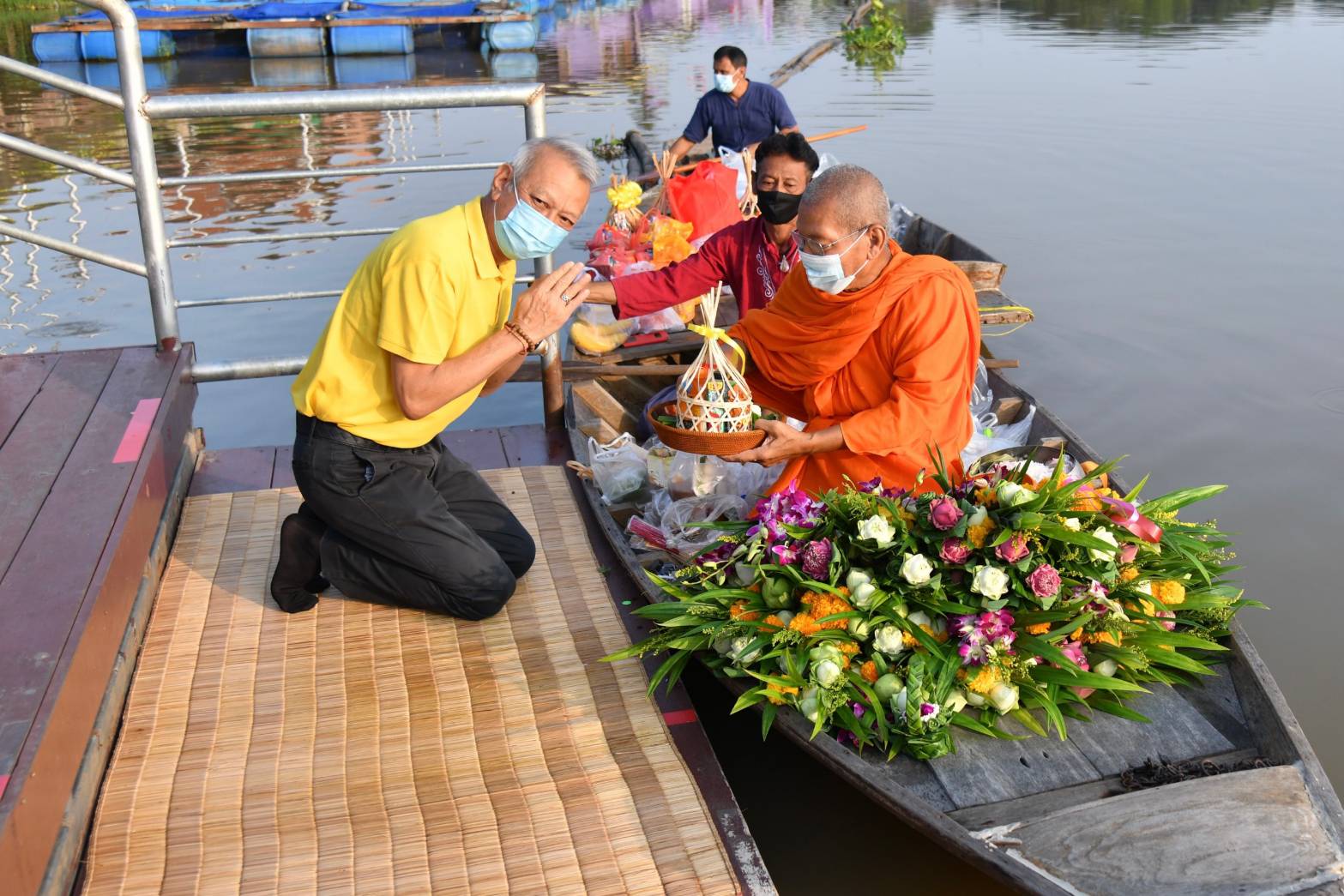 "รมว.กก. พิพัฒน์ รัชกิจประการ" ร่วมทำบุญตักบาตร ณ ตลาดเช้าริมน้ำสะแกกรัง และชมบรรยากาศวิถีชีวิตริมน้ำสะแกกรัง จ.อุทัยธานี