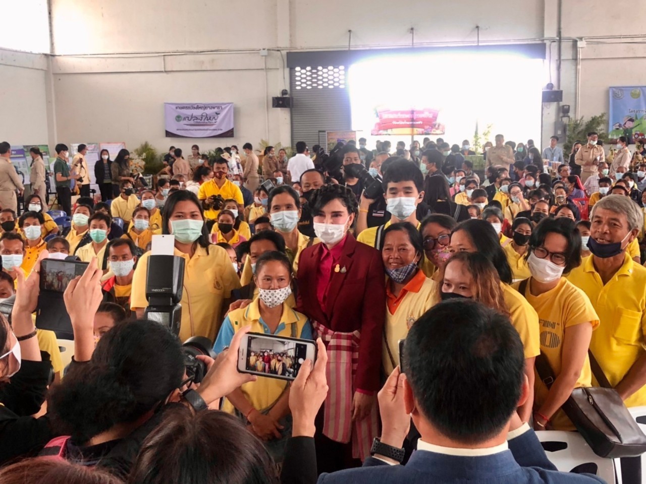 ‘รมช.มนัญญา’ มอบเงินชดเชยเยียวยาเกษตรกรชาวสวนลำไย จ.กำแพงเพชร 1,176 ราย วงเงินกว่า 19 ล้านบาท พร้อมเปิดงาน Field Day เริ่มต้นฤดูกาลผลิตใหม่