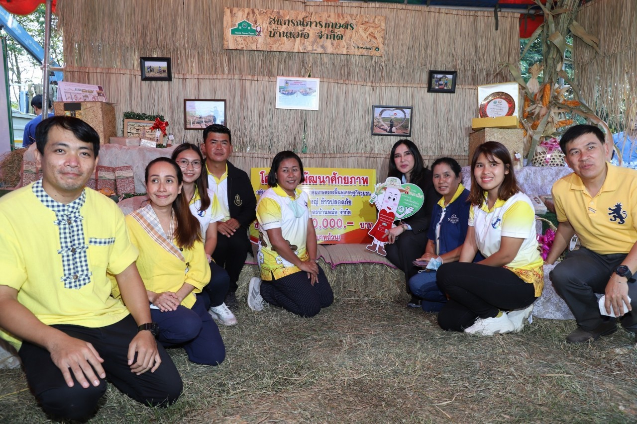 ‘รมช.มนัญญา’ มอบเงินชดเชยเยียวยาเกษตรกรชาวสวนลำไย 634 ราย กว่า 3.8 ล้านบาท