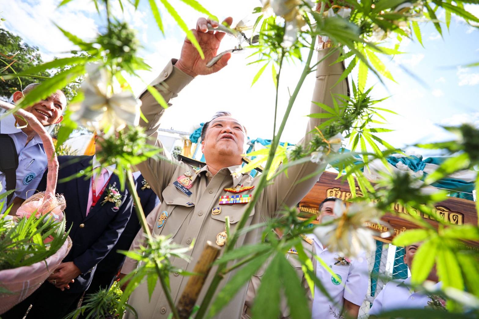 “อนุทิน” เยี่ยมศูนย์วิจัยกัญชา “จุฬาฯ” ชี้ เป็นนิมิตรหมายอันดี หลังสถาบันชั้นนำ ให้ความสำคัญเรื่องกัญชา