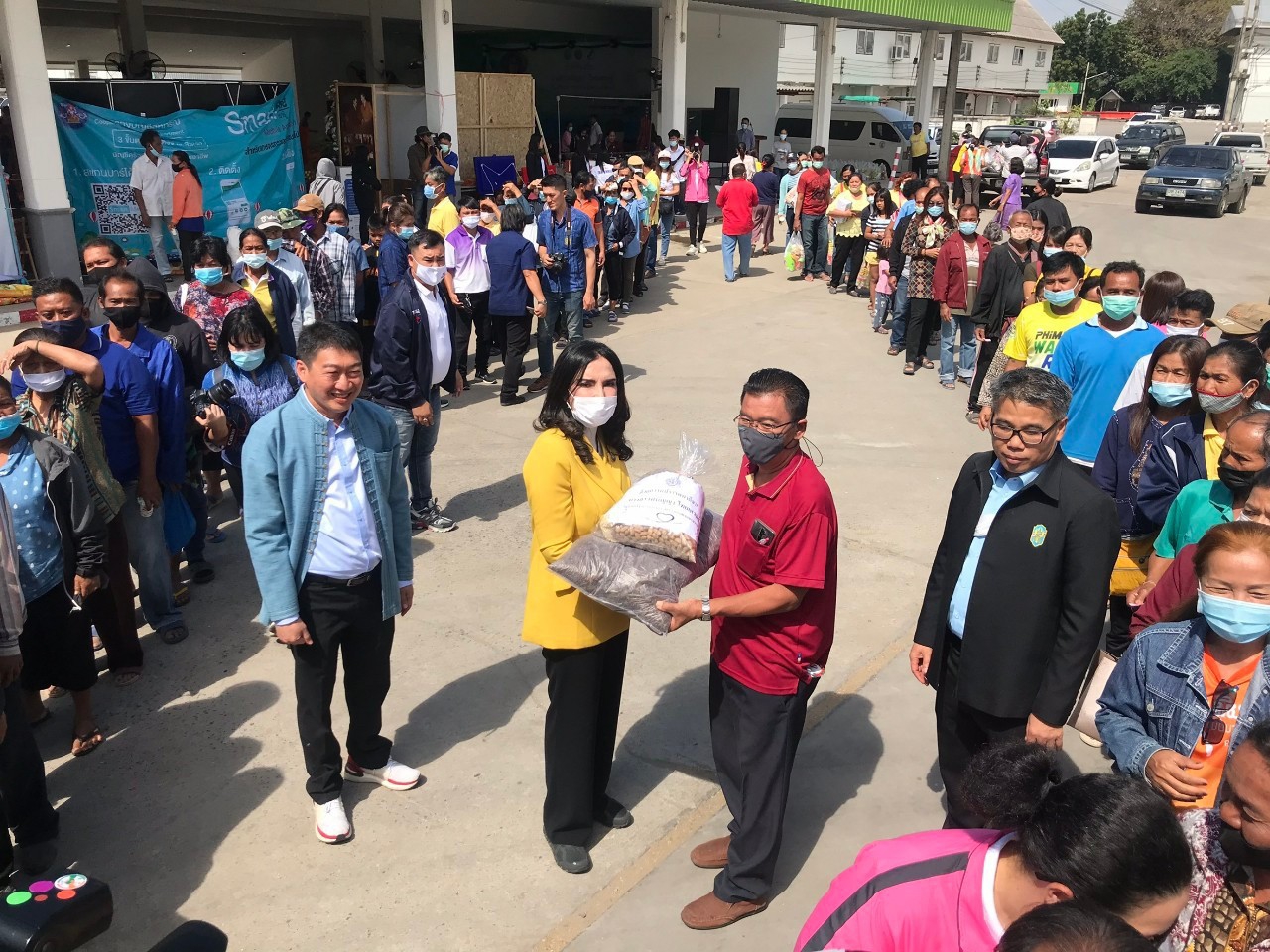 รมช.มนัญญา มอบถุงยังชีพ เมล็ดพันธุ์พืชและปุ๋ยหมักเติมอากาศ และผลิตภัณฑ์นมไทย-เดนมาร์คให้แก่สมาชิกสหกรณ์การเกษตรพิมาย จำกัด จำนวน 500 ราย ที่ประสบอุทกภัย