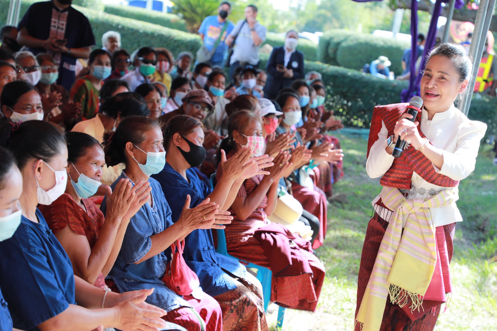 ‘ครูโอ๊ะ’ ลงพื้นที่จังหวัดสุรินทร์ ตรวจเยี่ยมและมอบนโยบายการจัดการศึกษา เพื่อส่งเสริมอาชีพราษฎรไทยบริเวณชายแดนสุรินทร์ พร้อมติดตามความก้าวหน้าของโครงการ "โคก หนอง นา โมเดล"