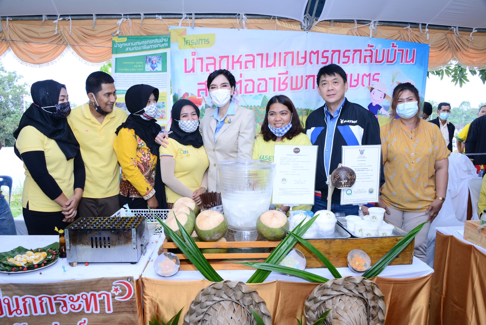 "มนัญญา ไทยเศรษฐ์" รมช.เกษตรและสหกรณ์ เยี่ยมชมบูธโครงการนำลูกหลานเกษตรกรกลับบ้าน สานต่ออาชีพการเกษตร ณ สหกรณ์นิคมปลายพระยา จำกัด ต.เขาเขน อ.ปลายพระยา จ.กระบี่