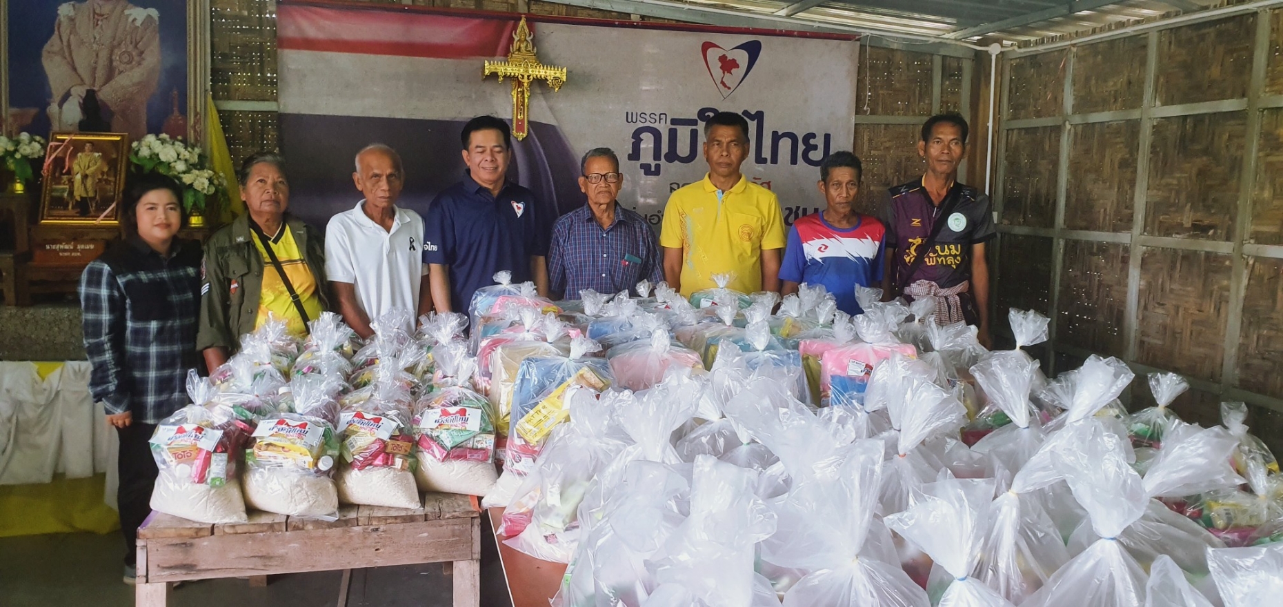 'ส.ส.ภูมิศิษฏ์ คงมี' ห่วงใยพี่น้องประชาชนผู้ประสบอุทกภัย ลงพื้นที่เยี่ยมให้กำลังใจ พร้อมมอบของใช้จำเป็นแก่ชาว ต.ชัยบุรี อ.เมือง จ.พัทลุง